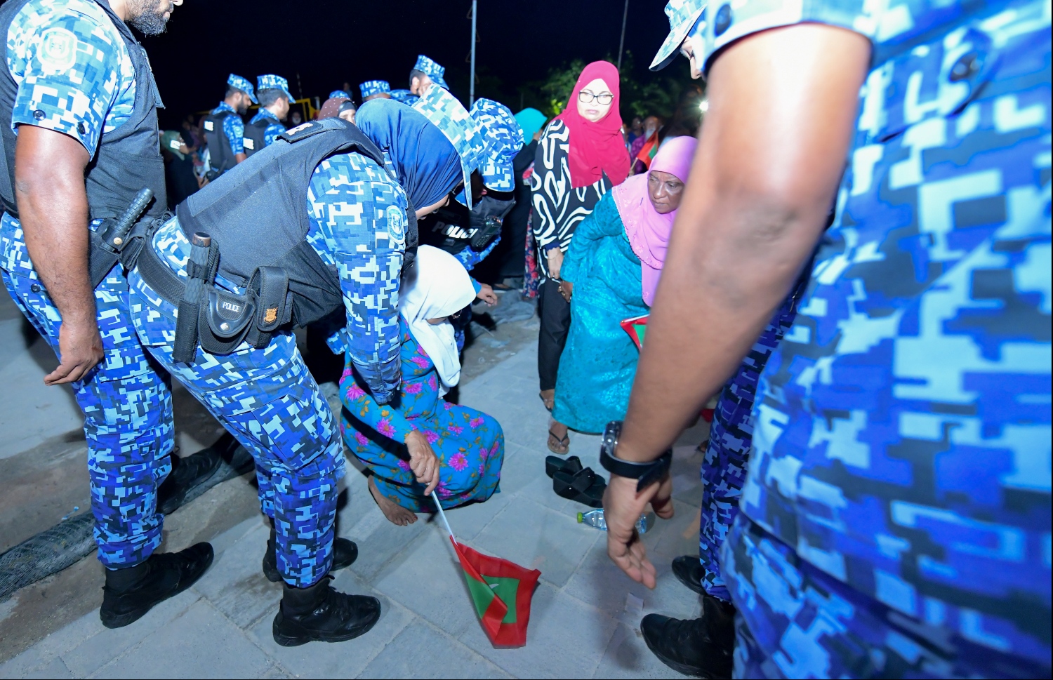 މާލެ: ނޮވެމްބަރު 2، 2019- ނަސްރުގެ ދުވަސް ފާހަގަކުރުމުގެގޮތުން "ބަޑި ބުރާސްފަތި"ގެ ނަމުގައި އިދިކޮޅު ޕާޓީތަކުން އިންތިޒާމުކޮށްގެން ޕީޕީއެމް އޮފީސް ހުންނަ ސަރަހައްދުގައި ބޭއްވި އެއްވުމުގެ ތެރެއިން، ފުލުހަކު އެއްވުމުގެ ބައިވެރިއެއް ހައްޔަރުކުރަނީ.---ފޮޓޯ: ހުސައިން ވަހީދު/މިހާރު