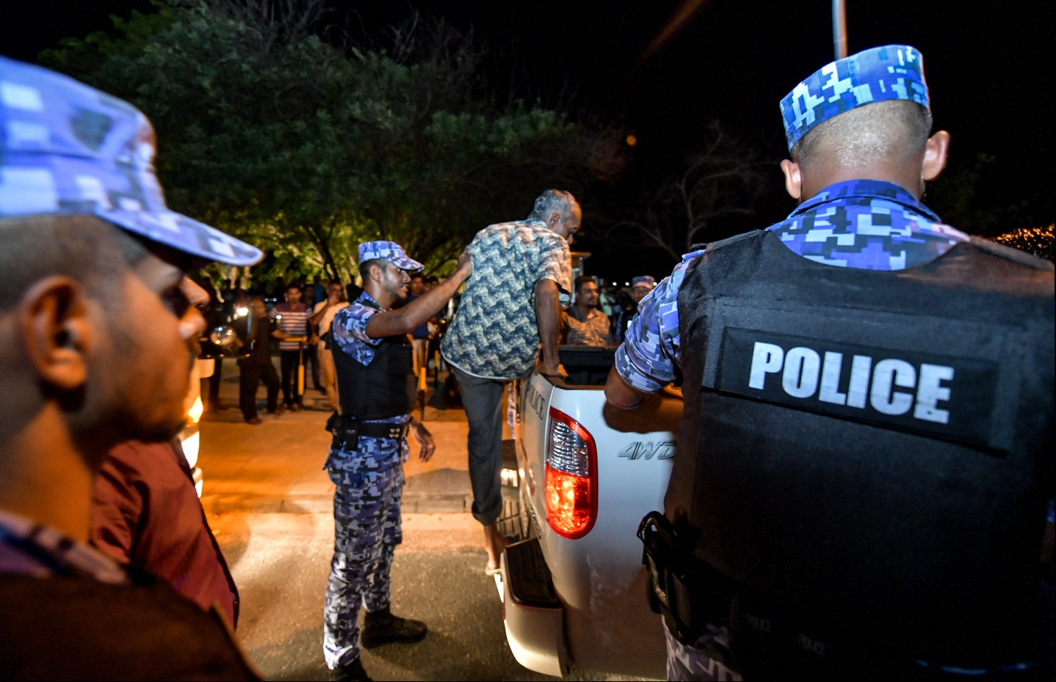 މާލެ: ނޮވެމްބަރު 2، 2019- ނަސްރުގެ ދުވަސް ފާހަގަކުރުމުގެގޮތުން "ބަޑި ބުރާސްފަތި"ގެ ނަމުގައި އިދިކޮޅު ޕާޓީތަކުން އިންތިޒާމުކޮށްގެން ޕީޕީއެމް އޮފީސް ހުންނަ ސަރަހައްދުގައި ބޭއްވި އެއްވުމުގެ ތެރެއިން، ފުލުހަކު އެއްވުމުގެ ބައިވެރިއެއް ހައްޔަރުކޮށްގެން ވެހިކަލަށް އަރުވަނީ.---ފޮޓޯ: ހުސައިން ވަހީދު/މިހާރު