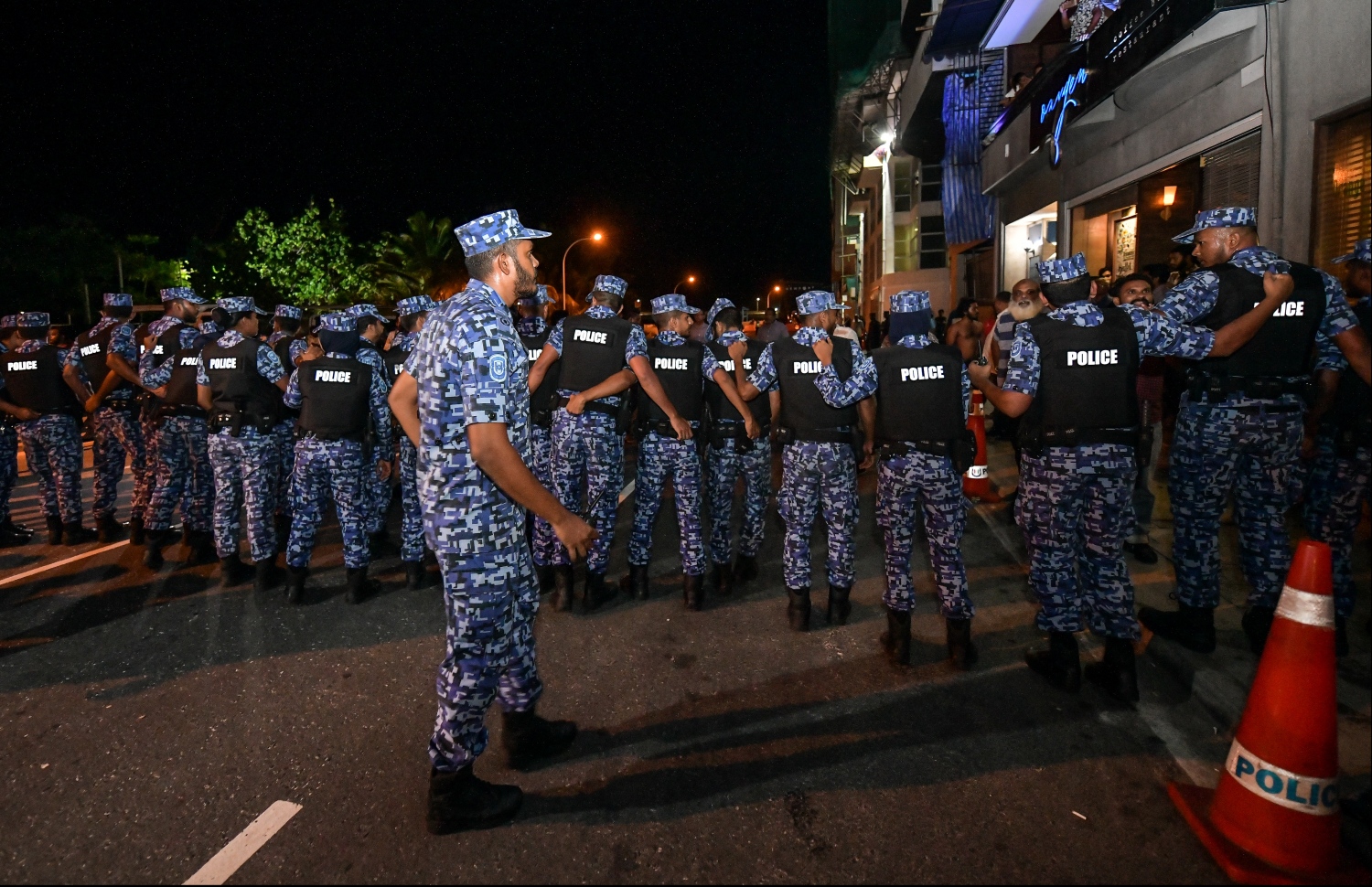 މާލެ: ނޮވެމްބަރު 2، 2019- ނަސްރުގެ ދުވަސް ފާހަގަކުރުމުގެގޮތުން "ބަޑި ބުރާސްފަތި"ގެ ނަމުގައި އިދިކޮޅު ޕާޓީތަކުން އިންތިޒާމުކޮށްގެން ޕީޕީއެމް އޮފީސް ހުންނަ ސަރަހައްދުގައި ބޭއްވި އެއްވުމަށް ފުލުހުން ހުރަސްއަޅަނީ.---ފޮޓޯ: ހުސައިން ވަހީދު/މިހާރު