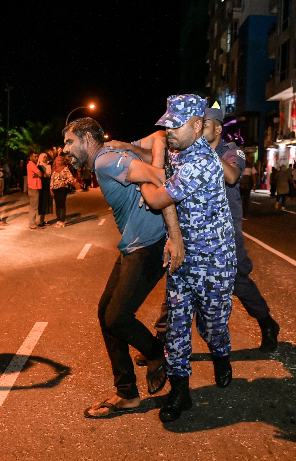 މާލެ: ނޮވެމްބަރު 2، 2019- ނަސްރުގެ ދުވަސް ފާހަގަކުރުމުގެގޮތުން "ބަޑި ބުރާސްފަތި"ގެ ނަމުގައި އިދިކޮޅު ޕާޓީތަކުން އިންތިޒާމުކޮށްގެން ޕީޕީއެމް އޮފީސް ހުންނަ ސަރަހައްދުގައި ބޭއްވި އެއްވުމުގެ ތެރެއިން، ފުލުހަކު އެއްވުމުގެ ބައިވެރިއެއް ހައްޔަރުކޮށްގެން ވެހިކަލަށް އަރުވަން ގެންދަނީ.---ފޮޓޯ: ހުސައިން ވަހީދު/މިހާރު