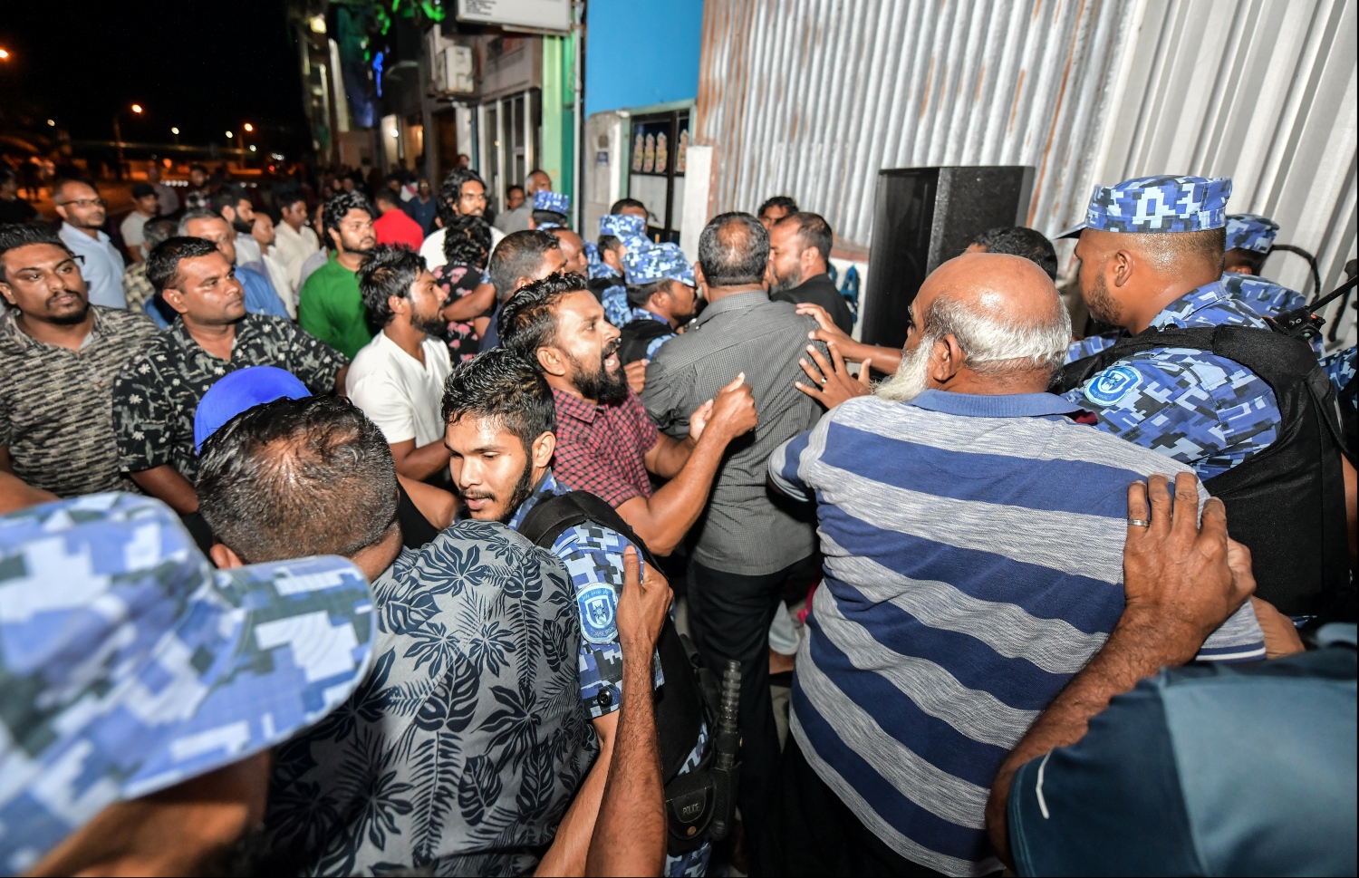 މާލެ: ނޮވެމްބަރު 2، 2019- ނަސްރުގެ ދުވަސް ފާހަގަކުރުމުގެގޮތުން "ބަޑި ބުރާސްފަތި"ގެ ނަމުގައި އިދިކޮޅު ޕާޓީތަކުން އިންތިޒާމުކޮށްގެން ޕީޕީއެމް އޮފީސް ހުންނަ ސަރަހައްދުގައި ބޭއްވި އެއްވުމުގެ ތެރެއިން، ފުލުހުންނާޢި އެއްވުމުގެ ބައިވެރިންނާއި ދެމެދު ކުރިމަތިލުމެއް ހިނގަނީ.---ފޮޓޯ: ހުސައިން ވަހީދު/މިހާރު