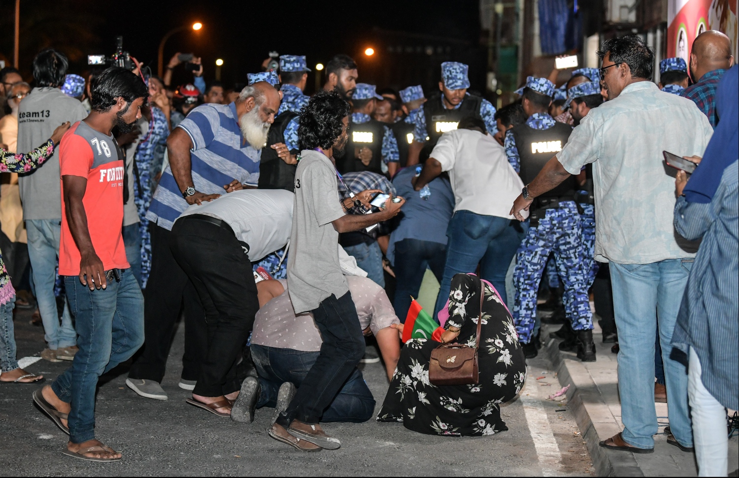 މާލެ: ނޮވެމްބަރު 2، 2019- ނަސްރުގެ ދުވަސް ފާހަގަކުރުމުގެގޮތުން "ބަޑި ބުރާސްފަތި"ގެ ނަމުގައި އިދިކޮޅު ޕާޓީތަކުން އިންތިޒާމުކޮށްގެން ޕީޕީއެމް އޮފީސް ހުންނަ ސަރަހައްދުގައި ބޭއްވި އެއްވުމުގެ ތެރެއިން، ފުލުހުންނާޢި އެއްވުމުގެ ބައިވެރިންނާއި ދެމެދު ކުރިމަތިލުމެއް ހިނގަނީ.---ފޮޓޯ: ހުސައިން ވަހީދު/މިހާރު