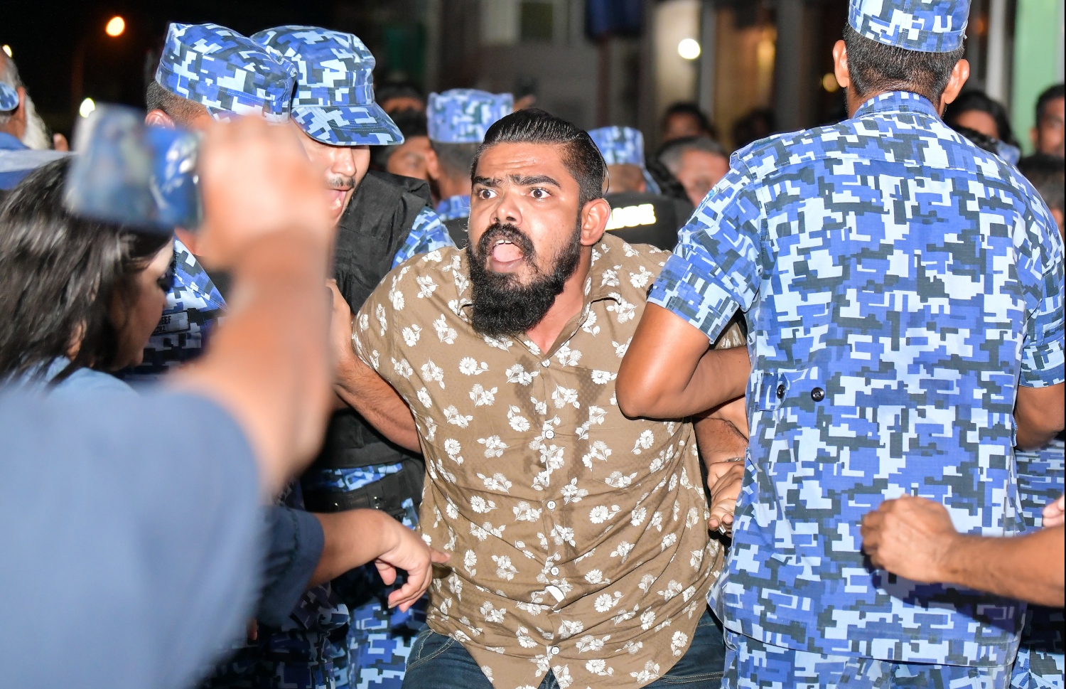 މާލެ: ނޮވެމްބަރު 2، 2019- ނަސްރުގެ ދުވަސް ފާހަގަކުރުމުގެގޮތުން "ބަޑި ބުރާސްފަތި"ގެ ނަމުގައި އިދިކޮޅު ޕާޓީތަކުން އިންތިޒާމުކޮށްގެން ޕީޕީއެމް އޮފީސް ހުންނަ ސަރަހައްދުގައި ބޭއްވި އެއްވުމުގެ ތެރެއިން، ފުލުހުންތަކެއް އެއްވުމުގެ ބައިވެރިއަކު ހައްޔަރުކުރަނީ.---ފޮޓޯ: ހުސައިން ވަހީދު/މިހާރު