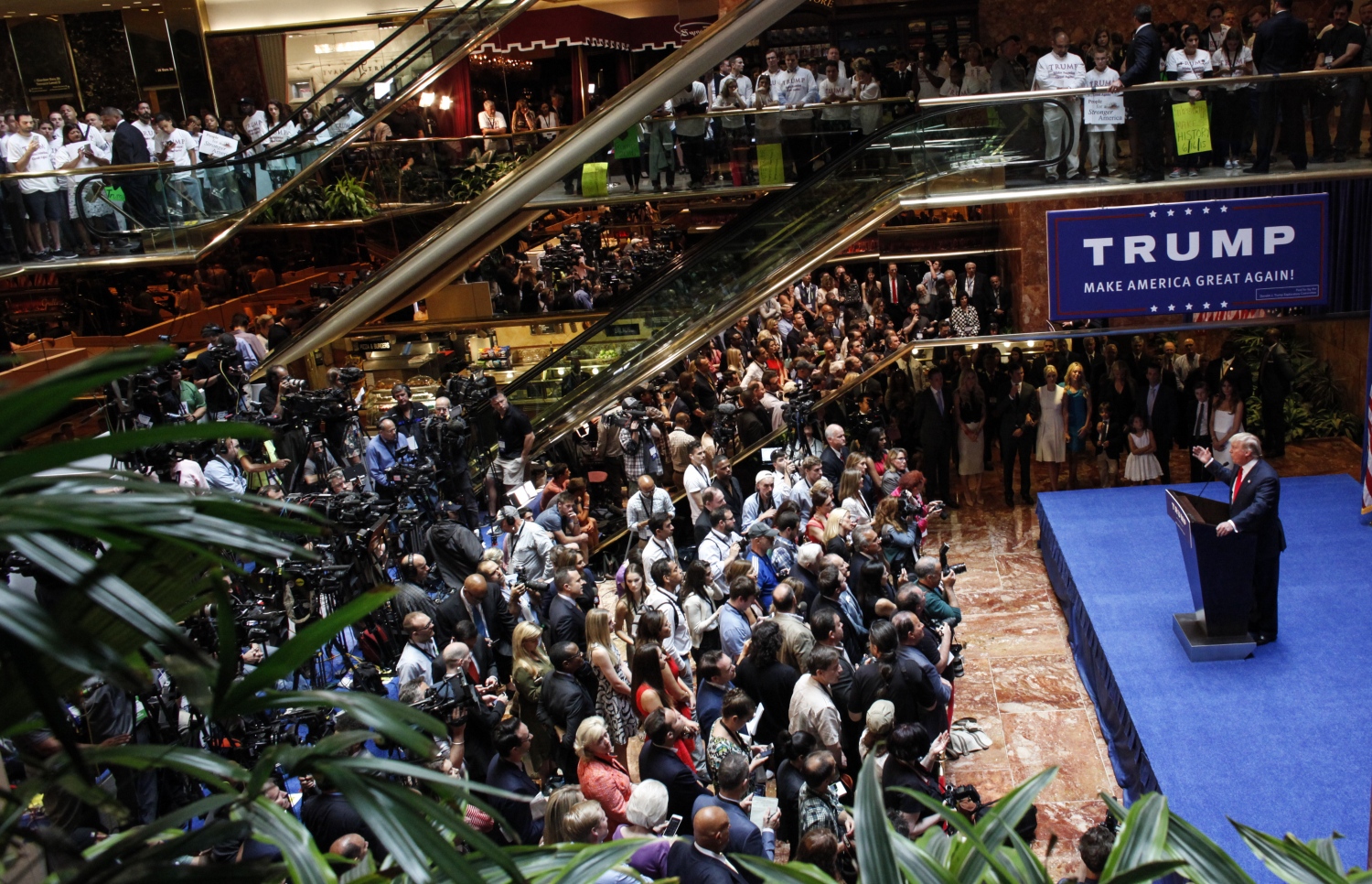 ދެހާސް ސޯޅަ ވަނަ އަހަރުގެ ރިޔާސީ އިންތިޚާބުގައި ވާދަކުރައްވާނެކަން ޓްރަމްޕް ޓަވަރުގައި ޖޫން 16، 2015 ގައި ބޭއްވި އިވެންޓެއްގައި ޓްރަމްޕް އިއުލާން ކުރައްވަނީ. --ފޮޓޯ:އޭއެފްޕީ