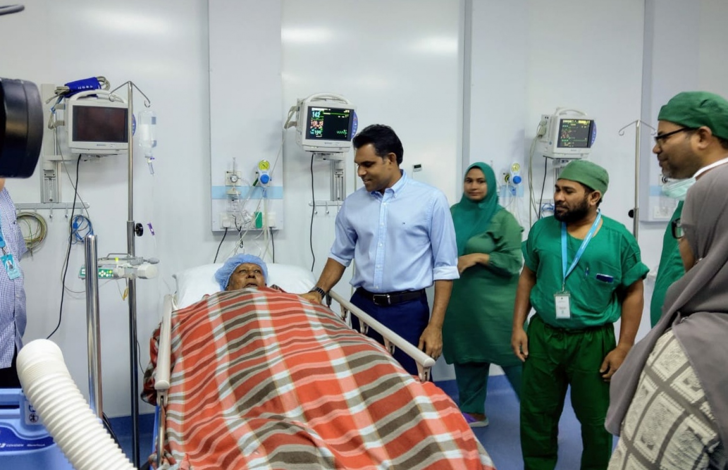 އާސަންދަ މެދުވެރިކޮށް ކަކުލު ހުޅު ބަދަލުކުރުމުގެ ޕްރޮގްރާމުގެ ތެރެއިން އޮޕަރޭޝަންކުރި 100 ވަނަ މީހާގެ ހާލު، ނައިބު ރައީސް ފައިސަލް ނަސީމް ބައްލަވާލައްވަނީ.- ފޮޓޯ: އައިޖީއެމްއެޗް