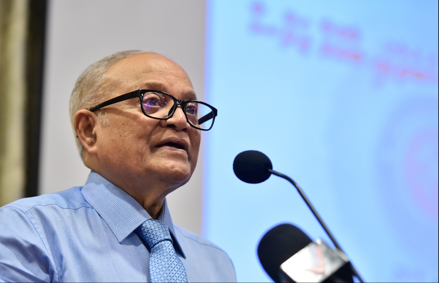 މައުމޫން މިރޭގެ ޖަލްސާގައި ވާހަކަފުޅު ދައްކަވަނީ. --- ފޮޓޯ: ހުސެއިން ވަހީދު/ މިހާރު