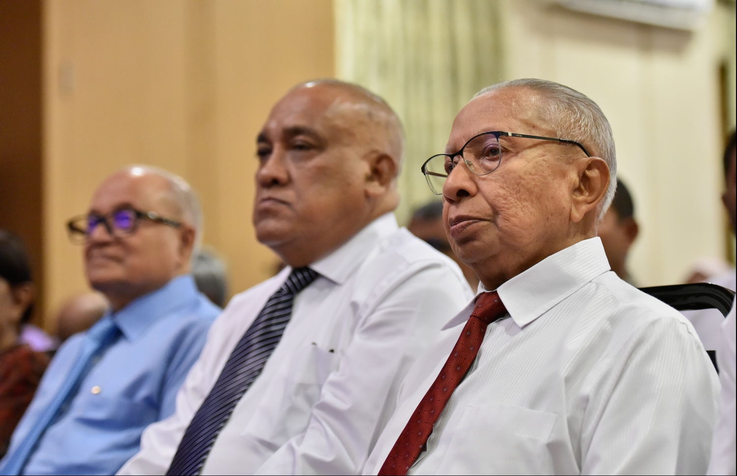 ދައުލަތަށް ގިނަ ހިދުމަތްތަކެއްކޮށް ދެއްވި އުމަރު ޒާހިރާއި އަބްދުﷲ ކަމާލުއްދީން މިރޭގެ ޖަލްސާގައި. --- ފޮޓޯ: ހުސެއިން ވަހީދު/ މިހާރު