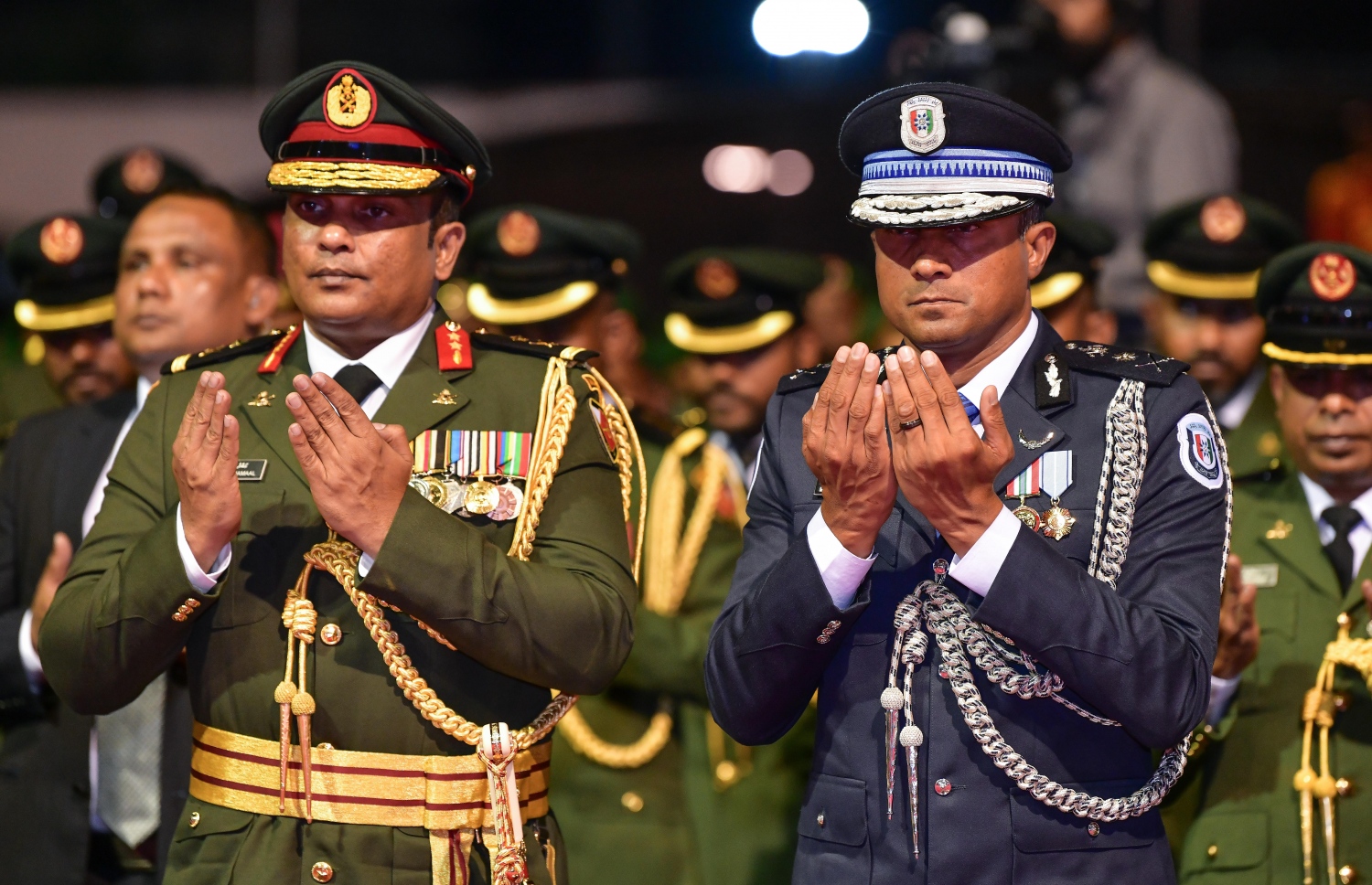 މާލެ: ނޮވެމްބަރު 3، 2019- މި އަހަރުގެ ނަސްރުގެ ދުވަސް ފާހަގަކުރަން އެމްއެންޑީއެފުން ބޭއްވި ޚާއްސަ ޖަލްސާގައި، ޗީފް އޮފް ޑިފެންސް ފޯސް މޭޖާ ޖެނެރަލް އަބްދުﷲ ޝަމާލް އަދި ޕޮލިސް ކޮމިޝަނަރު މުހައްމަދު ހަމީދު، ޚާއްސަ ދުއާ އަކަށް އަތް ނަންގަވައިގެން.---ފޮޓޯ: ނިޝާން އަލީ/މިހާރު