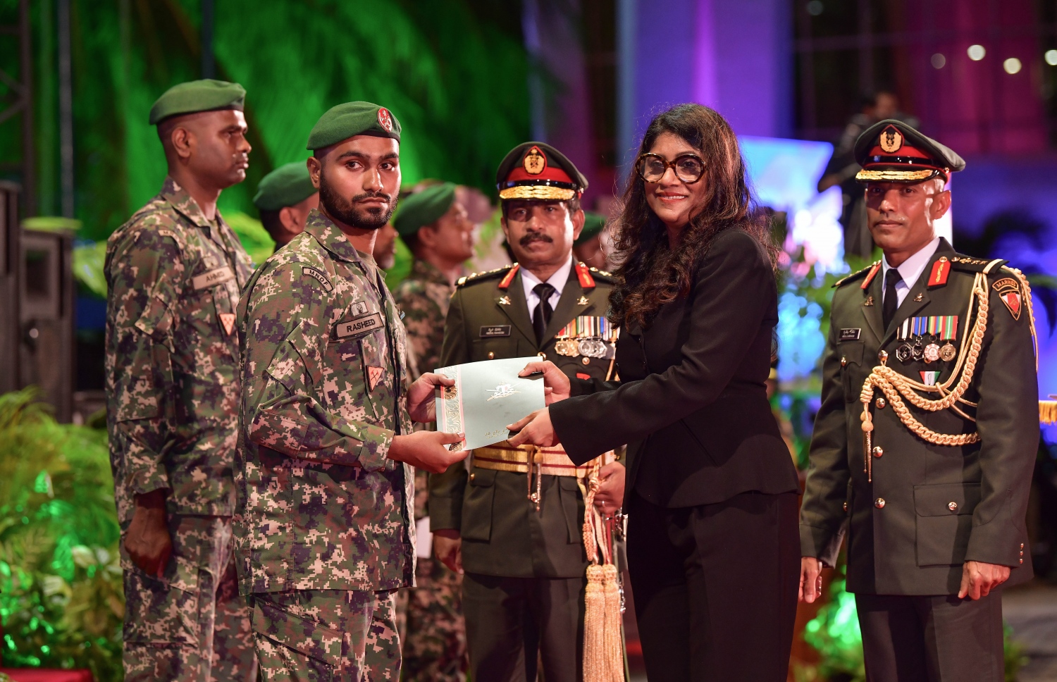 މާލެ: ނޮވެމްބަރު 3، 2019- މި އަހަރުގެ ނަސްރުގެ ދުވަސް ފާހަގަކުރަން އެމްއެންޑީއެފުން ބޭއްވި ޚާއްސަ ޖަލްސާގައި، މި އަހަރު ހިތްވަރުގަދަ ކަމުގެ ކުލަ ލިބުނު ސިފައިންގެ މީހަކާ، ޑިފެންސް މިނިސްޓަރު މާރިޔާ، ކުލަ ހަވާލު ކޮށްދެއްވަނީ.---ފޮޓޯ: ނިޝާން އަލީ/މިހާރު