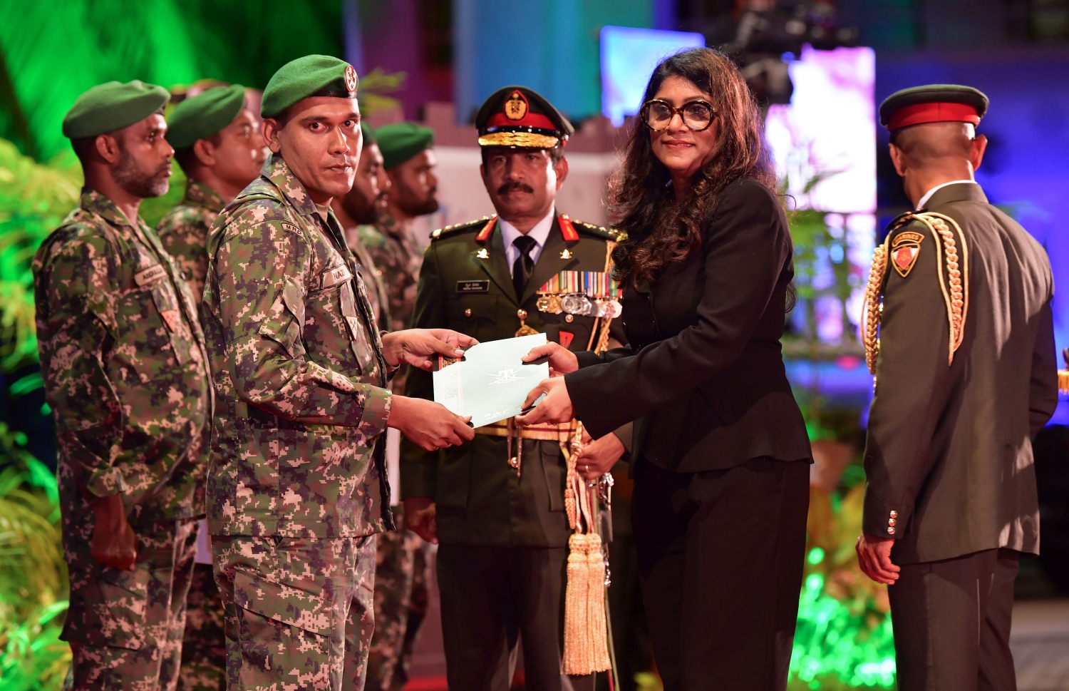 މާލެ: ނޮވެމްބަރު 3، 2019- މި އަހަރުގެ ނަސްރުގެ ދުވަސް ފާހަގަކުރަން އެމްއެންޑީއެފުން ބޭއްވި ޚާއްސަ ޖަލްސާގައި، މި އަހަރު ހިތްވަރުގަދަ ކަމުގެ ކުލަ ލިބުނު ސިފައިންގެ މީހަކާ، ޑިފެންސް މިނިސްޓަރު މާރިޔާ، ކުލަ ހަވާލު ކޮށްދެއްވަނީ.---ފޮޓޯ: ނިޝާން އަލީ/މިހާރު