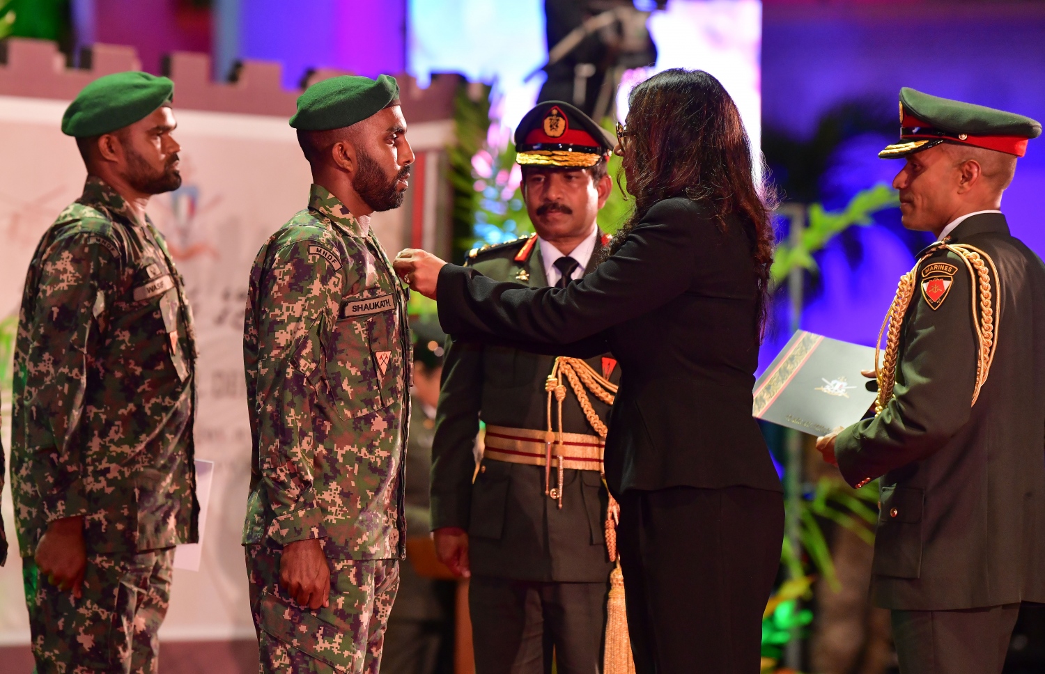 މާލެ: ނޮވެމްބަރު 3، 2019- މި އަހަރުގެ ނަސްރުގެ ދުވަސް ފާހަގަކުރަން އެމްއެންޑީއެފުން ބޭއްވި ޚާއްސަ ޖަލްސާގައި، މި އަހަރު ހިތްވަރުގަދަ ކަމުގެ ކުލަ ލިބުނު ސިފައިންގެ މީހަކާ، ޑިފެންސް މިނިސްޓަރު މާރިޔާ، ކުލަ ހަވާލު ކޮށްދެއްވަނީ.---ފޮޓޯ: ނިޝާން އަލީ/މިހާރު