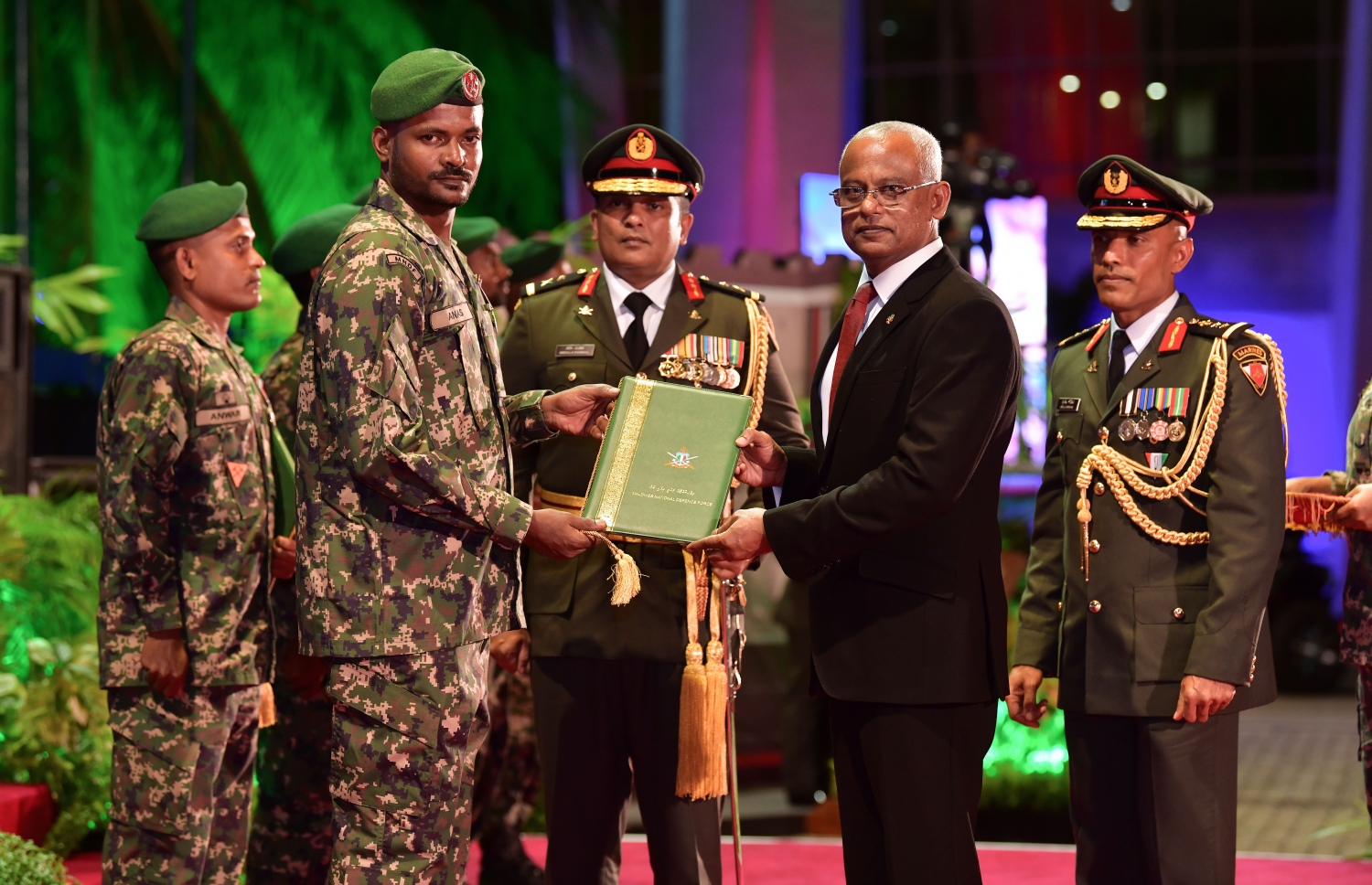 މާލެ: ނޮވެމްބަރު 3، 2019- މި އަހަރުގެ ނަސްރުގެ ދުވަސް ފާހަގަކުރަން އެމްއެންޑީއެފުން ބޭއްވި ޚާއްސަ ޖަލްސާގައި، މިދިޔަ ސެޕްޓެމްބަރު މަހު މާލޭގައި ހިނގި އަލިފާނުގެ ބޮޑު ހާދިސާގައި މީހުން ސަލާމަތް ކުރި ސިފައިންގެ މީހަކަށް، ރައީސް އިބްރާހިމް މުހައްމަދު ސޯލިހް ސެޓްފިކެޓް ދެއްވަނީ.---ފޮޓޯ: ނިޝާން އަލީ/މިހާރު