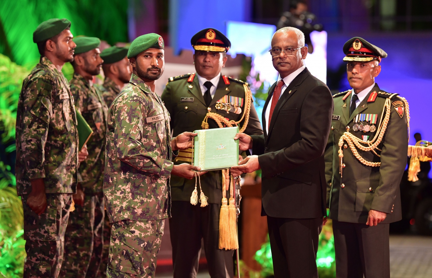 މާލެ: ނޮވެމްބަރު 3، 2019- މި އަހަރުގެ ނަސްރުގެ ދުވަސް ފާހަގަކުރަން އެމްއެންޑީއެފުން ބޭއްވި ޚާއްސަ ޖަލްސާގައި، މިދިޔަ ސެޕްޓެމްބަރު މަހު މާލޭގައި ހިނގި އަލިފާނުގެ ބޮޑު ހާދިސާގައި މީހުން ސަލާމަތް ކުރި ސިފައިންގެ މީހަކަށް، ރައީސް އިބްރާހިމް މުހައްމަދު ސޯލިހް ސެޓްފިކެޓް ދެއްވަނީ.---ފޮޓޯ: ނިޝާން އަލީ/މިހާރު