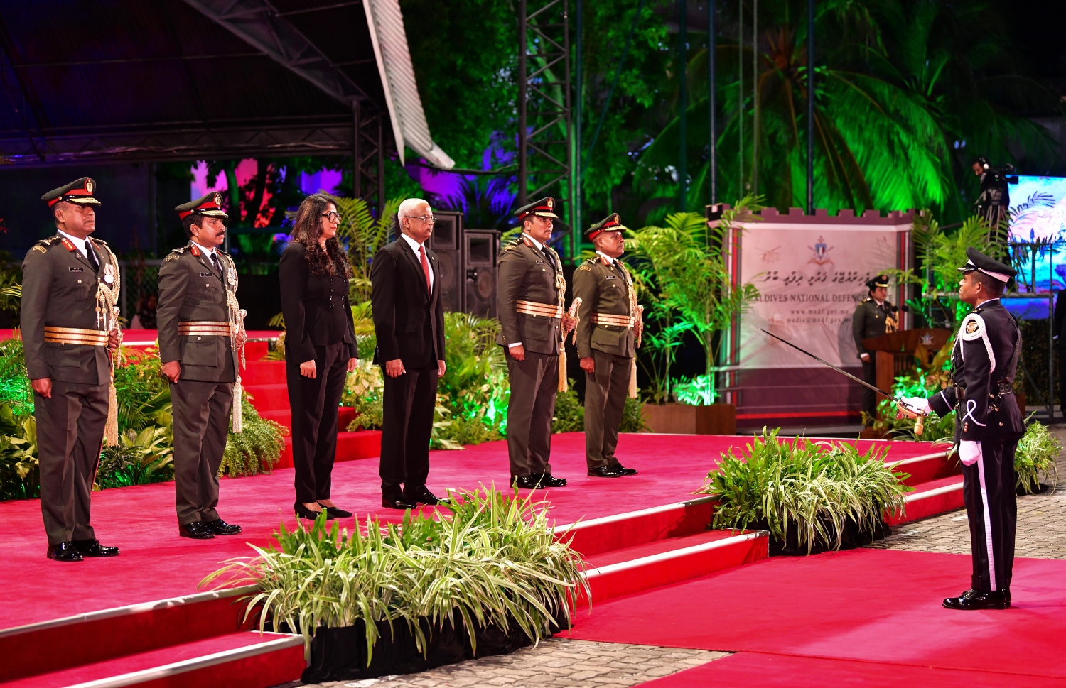 މާލެ: ނޮވެމްބަރު 3، 2019- މި އަހަރުގެ ނަސްރުގެ ދުވަސް ފާހަގަކުރަން އެމްއެންޑީއެފުން ބޭއްވި ޚާއްސަ ޖަލްސާގައި ރައީސް އިބްރާހިމް މުހައްމަދު ސޯލިހާއި ޑިފެންސް މިނިސްޓަރު މާރިޔާ އަހުމަދު ދީދީ އާއި ސިފައިންގެ ބައެއް އިސް އޮފިސަރުން.--- ފޮޓޯ: ނިޝާން އަލީ/މިހާރު