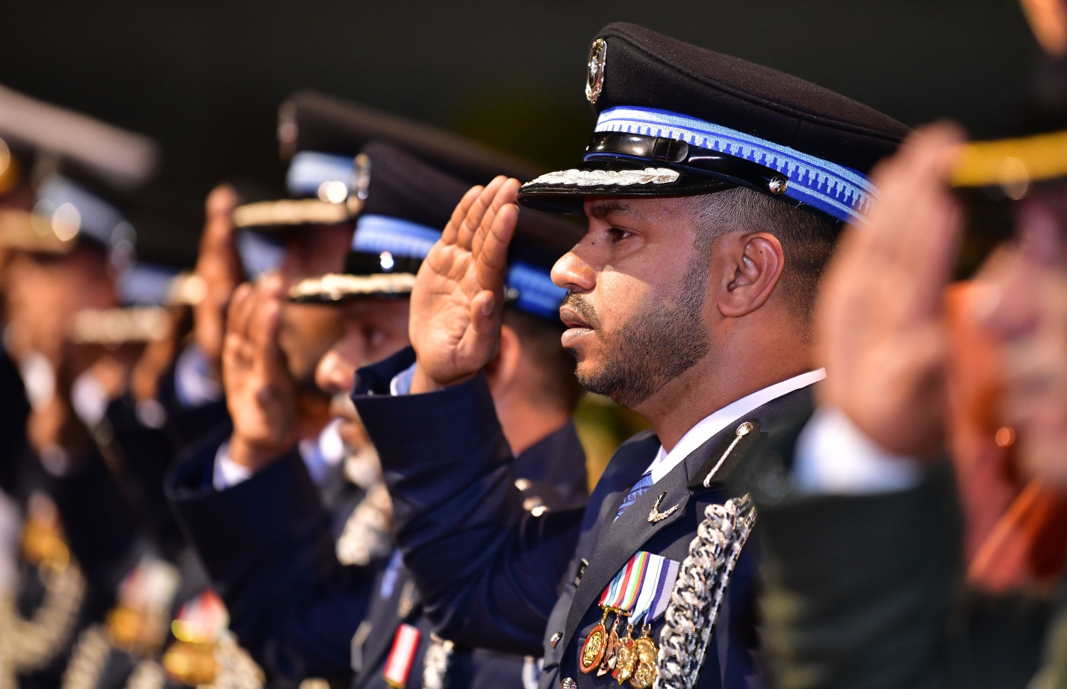 މާލެ: ނޮވެމްބަރު 3، 2019- މި އަހަރުގެ ނަސްރުގެ ދުވަސް ފާހަގަކުރަން އެމްއެންޑީއެފުން ބޭއްވި ޚާއްސަ ޖަލްސާގައި ބައިވެރިވެވަޑައިގެންނެވި ފުލުހުންގެ ބައެއް އޮފިސަރުން.--- ފޮޓޯ: ނިޝާން އަލީ/މިހާރު