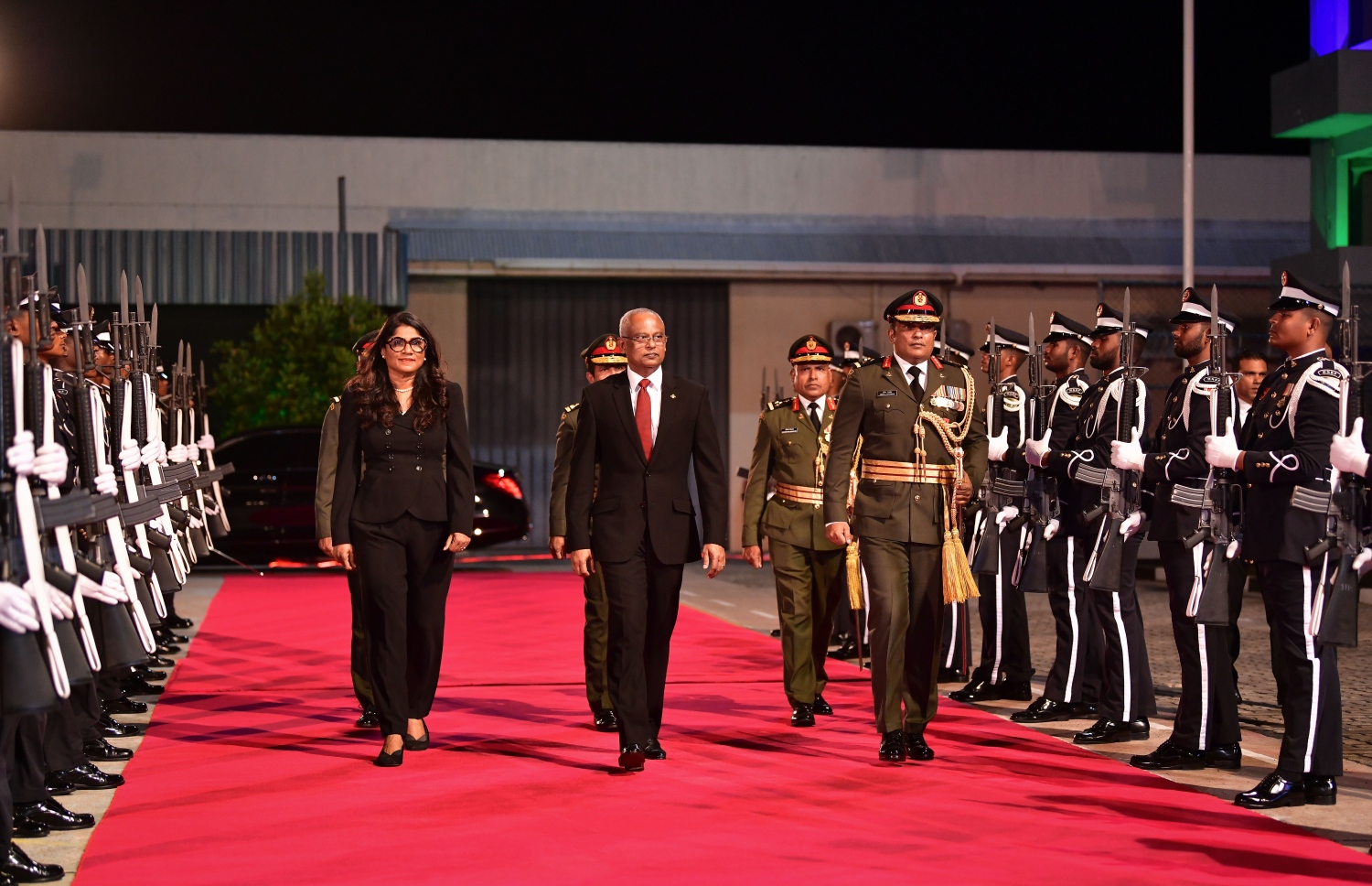 މާލެ: ނޮވެމްބަރު 3، 2019- މި އަހަރުގެ ނަސްރުގެ ދުވަސް ފާހަގަކުރަން އެމްއެންޑީއެފުން ބޭއްވި ޚާއްސަ ޖަލްސާ އަށް ސިފައިންގެ އެންމެ މަތީވެރިޔާ ރައީސް އިބްރާހިމް މުހައްމަދު ސޯލިހު ވަޑައިގަންނަވާއިރު އަރިހުގައި ޑިފެންސް މިނިސްޓަރު މާރިޔާ އަދި ސިފައިންގޭގެ އެންމެ އިސް އޮފިސަރުން.--- ފޮޓޯ: ނިޝާން އަލީ/މިހާރު