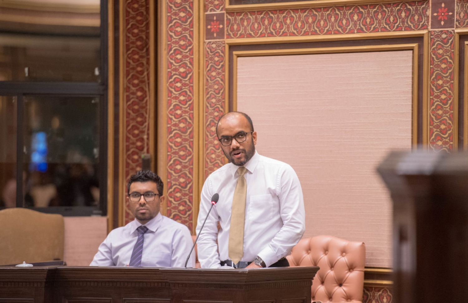 ފިނޭންސް މިނިސްޓަރު އިބްރާހިމް އަމީރު މަޖިލިހުގައި ވާހަކަ ދައްކަވަނީ. --- ފޮޓޯ: މަޖިލިސް