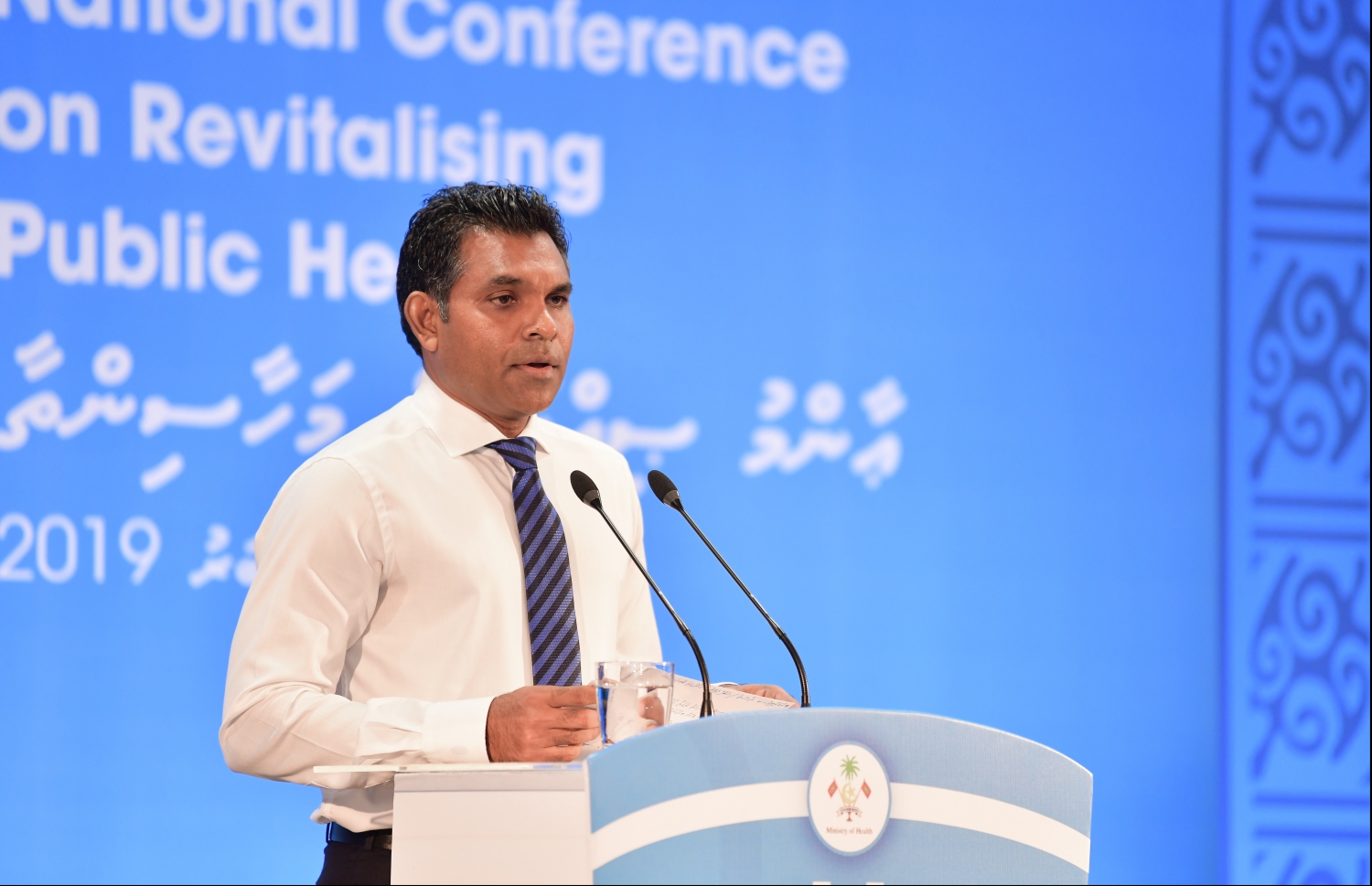 ޕެރަޑައިސް އައިލެންޑް ރިސޯޓް- 4 ނޮވެމްބަރު 2019: ރާއްޖޭގެ އާއްމު ސިއްހަތުގެ ނިޒާމު ނުވަތަ ޕަބްލިކް ހެލްތު ހަރުދަނާކުރުމަށް ބާއްވާ އާއްމު ސިއްހަތުގެ ބޮޑު މަހާސިންތާ ފެށުންމުގެ ގޮތުން ޕެރަޑައިސް އައިލެންޑް ރިސޯޓުގައި ބޭއްވި ހަފްލާގައި ނައިބު ރައީސް ފައިސަލް ނަސީމް ވާހަކަދައްކަވަނީ---.ފޮޓޯ: ހުސައިން ވަހީދު/މިހާރު