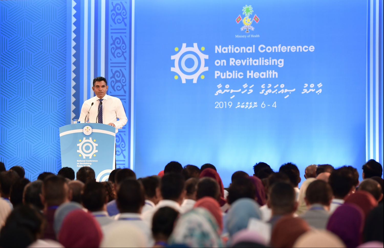 ޕެރަޑައިސް އައިލެންޑް ރިސޯޓް- 4 ނޮވެމްބަރު 2019: ރާއްޖޭގެ އާއްމު ސިއްހަތުގެ ނިޒާމު ނުވަތަ ޕަބްލިކް ހެލްތު ހަރުދަނާކުރުމަށް ބާއްވާ އާއްމު ސިއްހަތުގެ ބޮޑު މަހާސިންތާ ފެށުންމުގެ ގޮތުން ޕެރަޑައިސް އައިލެންޑް ރިސޯޓުގައި ބޭއްވި ހަފްލާގައި ނައިބު ރައީސް ފައިސަލް ނަސީމް ވާހަކަދައްކަވަނީ---.ފޮޓޯ: ހުސައިން ވަހީދު/މިހާރު