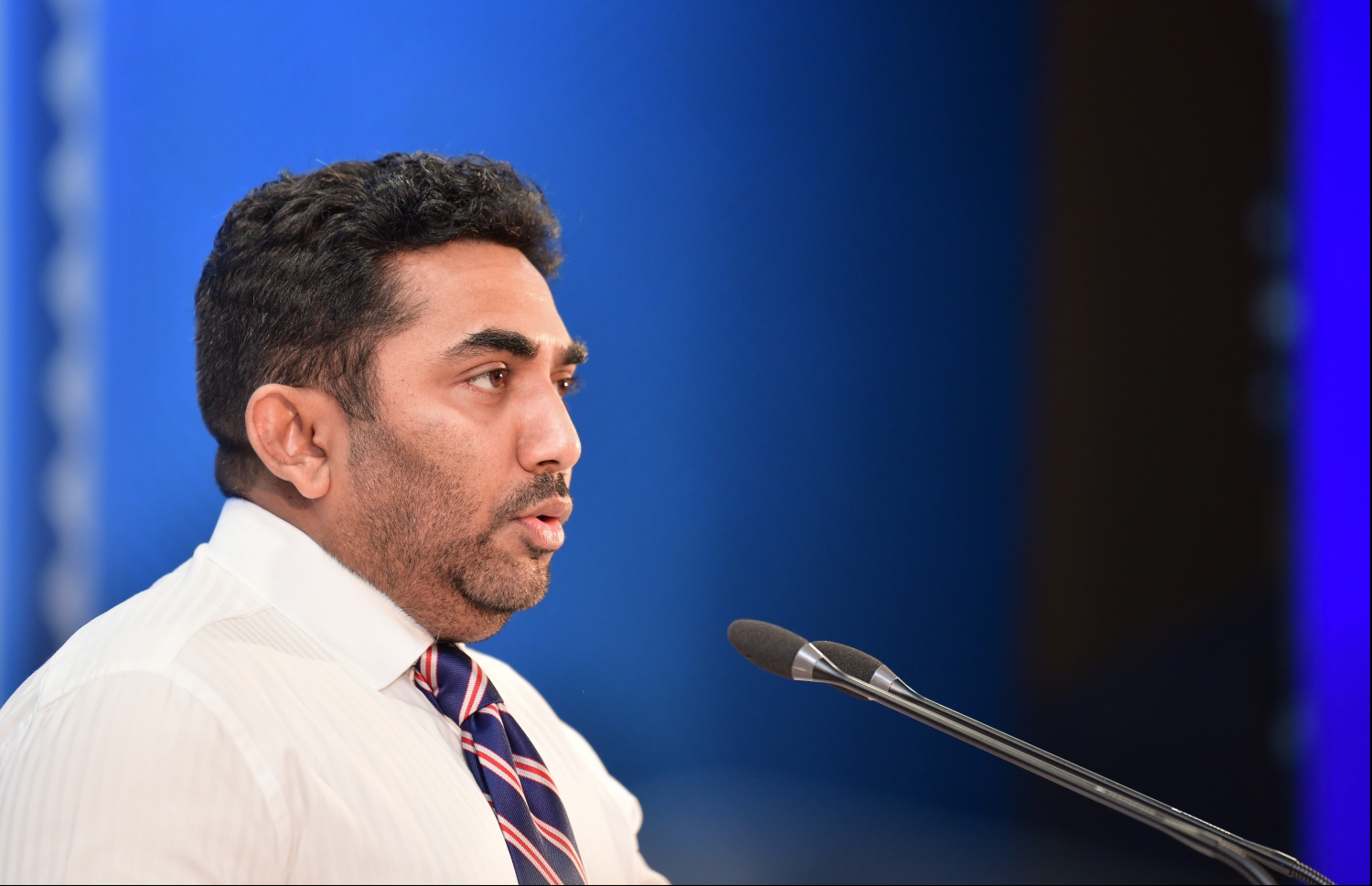 ޕެރަޑައިސް އައިލެންޑް ރިސޯޓް- 4 ނޮވެމްބަރު 2019: ރާއްޖޭގެ އާއްމު ސިއްހަތުގެ ނިޒާމު ނުވަތަ ޕަބްލިކް ހެލްތު ހަރުދަނާކުރުމަށް ބާއްވާ އާއްމު ސިއްހަތުގެ ބޮޑު މަހާސިންތާ ފެށުންމުގެ ގޮތުން ޕެރަޑައިސް އައިލެންޑް ރިސޯޓުގައި ބޭއްވި ހަފްލާގައި ހެލްތް މިނިސްޓަރު އަމީން ވާޙަކަދައްކަވަނީ---.ފޮޓޯ: ހުސައިން ވަހީދު/މިހާރު