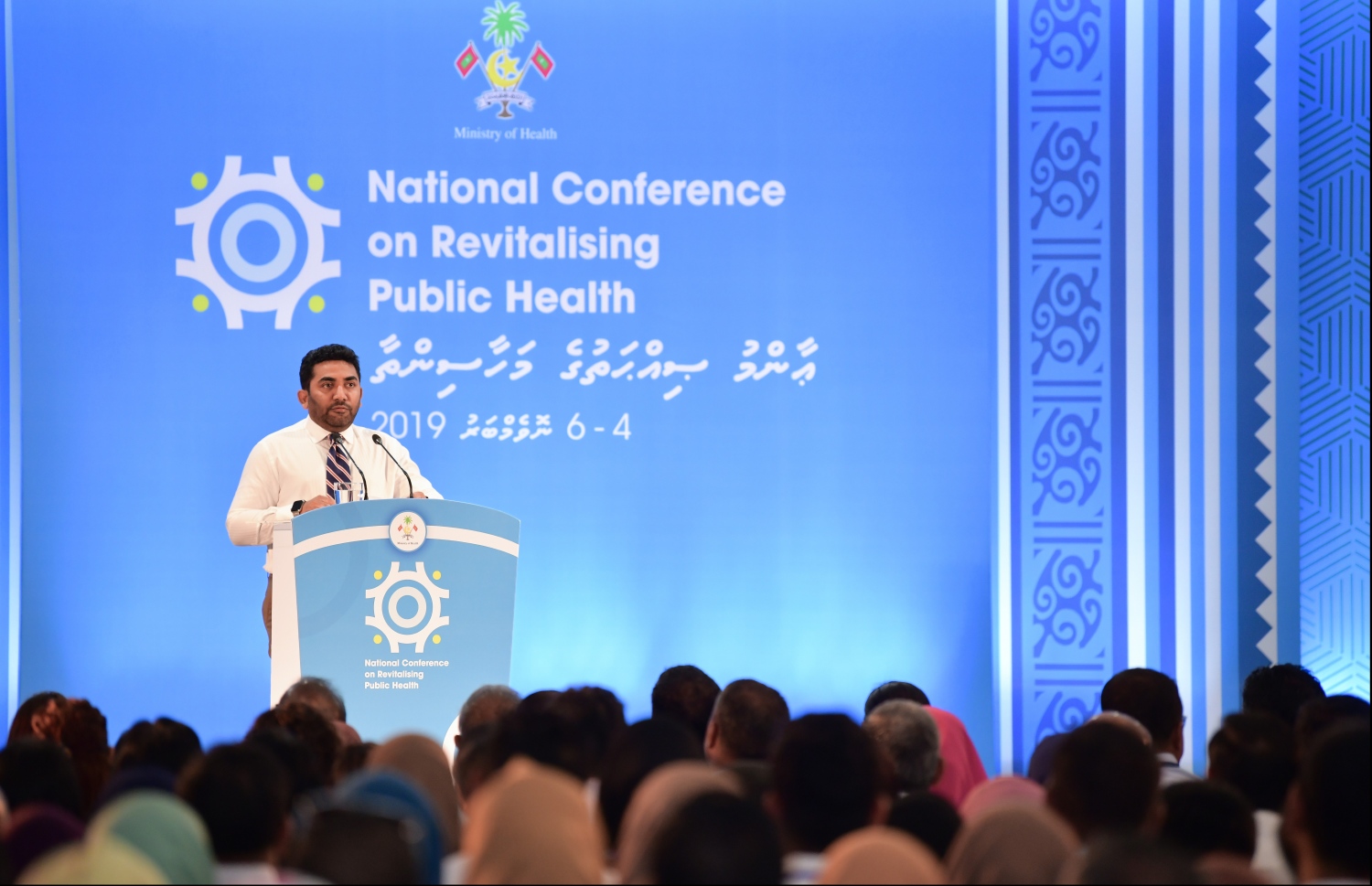 ޕެރަޑައިސް އައިލެންޑް ރިސޯޓް- 4 ނޮވެމްބަރު 2019: ރާއްޖޭގެ އާއްމު ސިއްހަތުގެ ނިޒާމު ނުވަތަ ޕަބްލިކް ހެލްތު ހަރުދަނާކުރުމަށް ބާއްވާ އާއްމު ސިއްހަތުގެ ބޮޑު މަހާސިންތާ ފެށުންމުގެ ގޮތުން ޕެރަޑައިސް އައިލެންޑް ރިސޯޓުގައި ބޭއްވި ހަފްލާގައި ހެލްތް މިނިސްޓަރު އަމީން ވާޙަކަދައްކަވަނީ---.ފޮޓޯ: ހުސައިން ވަހީދު/މިހާރު