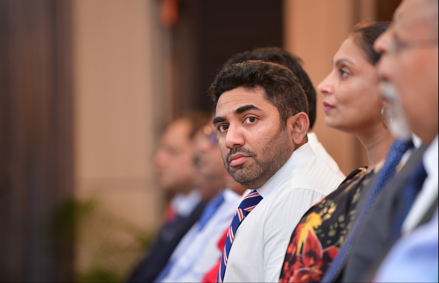 ޕެރަޑައިސް އައިލެންޑް ރިސޯޓް- 4 ނޮވެމްބަރު 2019: ރާއްޖޭގެ އާއްމު ސިއްހަތުގެ ނިޒާމު ނުވަތަ ޕަބްލިކް ހެލްތު ހަރުދަނާކުރުމަށް ބާއްވާ އާއްމު ސިއްހަތުގެ ބޮޑު މަހާސިންތާ ފެށުންމުގެ ގޮތުން ޕެރަޑައިސް އައިލެންޑް ރިސޯޓުގައި ބޭއްވި ހަފްލާގައި ހެލްތް މިނިސްޓަރު އަމީން ބައިވެރިވެވަޑައިގަންނަވަނީ---.ފޮޓޯ: ހުސައިން ވަހީދު/މިހާރު