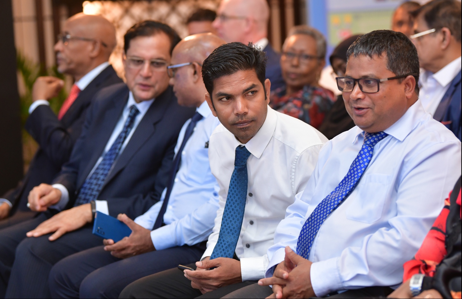 ޕެރަޑައިސް އައިލެންޑް ރިސޯޓް- 4 ނޮވެމްބަރު 2019: ރާއްޖޭގެ އާއްމު ސިއްހަތުގެ ނިޒާމު ނުވަތަ ޕަބްލިކް ހެލްތު ހަރުދަނާކުރުމަށް ބާއްވާ އާއްމު ސިއްހަތުގެ ބޮޑު މަހާސިންތާ ފެށުންމުގެ ގޮތުން ޕެރަޑައިސް އައިލެންޑް ރިސޯޓުގައި ބޭއްވި ހަފްލާގައި އެންވާރޮމަންޓް މިނިސްޓަރު ހުސައިން އަދި ރައީސް އޮފީހުގެ މިނިސްޓަރު ޝިފާޒް ބައިވެރިވެވަޑައިގަންނަވަނީ---.ފޮޓޯ: ހުސައިން ވަހީދު/މިހާރު