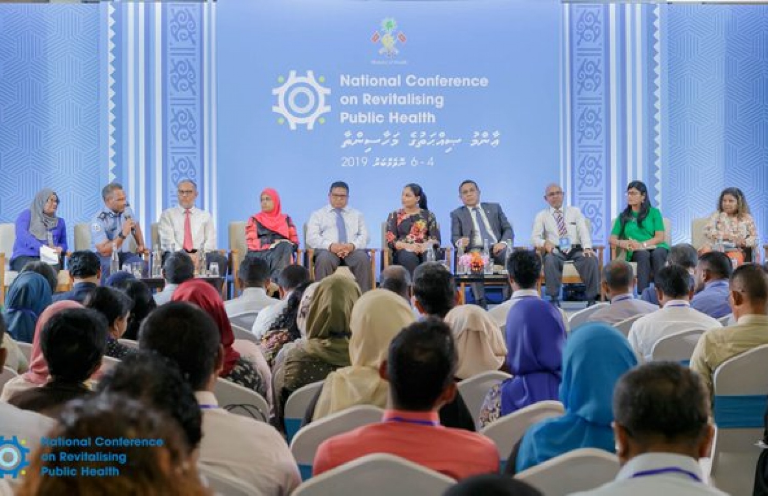 ޕެރަޑައިސް އައިލެންޑް ރިސޯޓްގައި 2019 ގައި ބޭއްވި އާއްމު ސިއްހަތުގެ މަހާސިންތާގެ ޕެނަލް ޑިސްކަޝަން.-- ފައިލް ފޮޓޯ: ހެލްތު މިނިސްޓްރީ