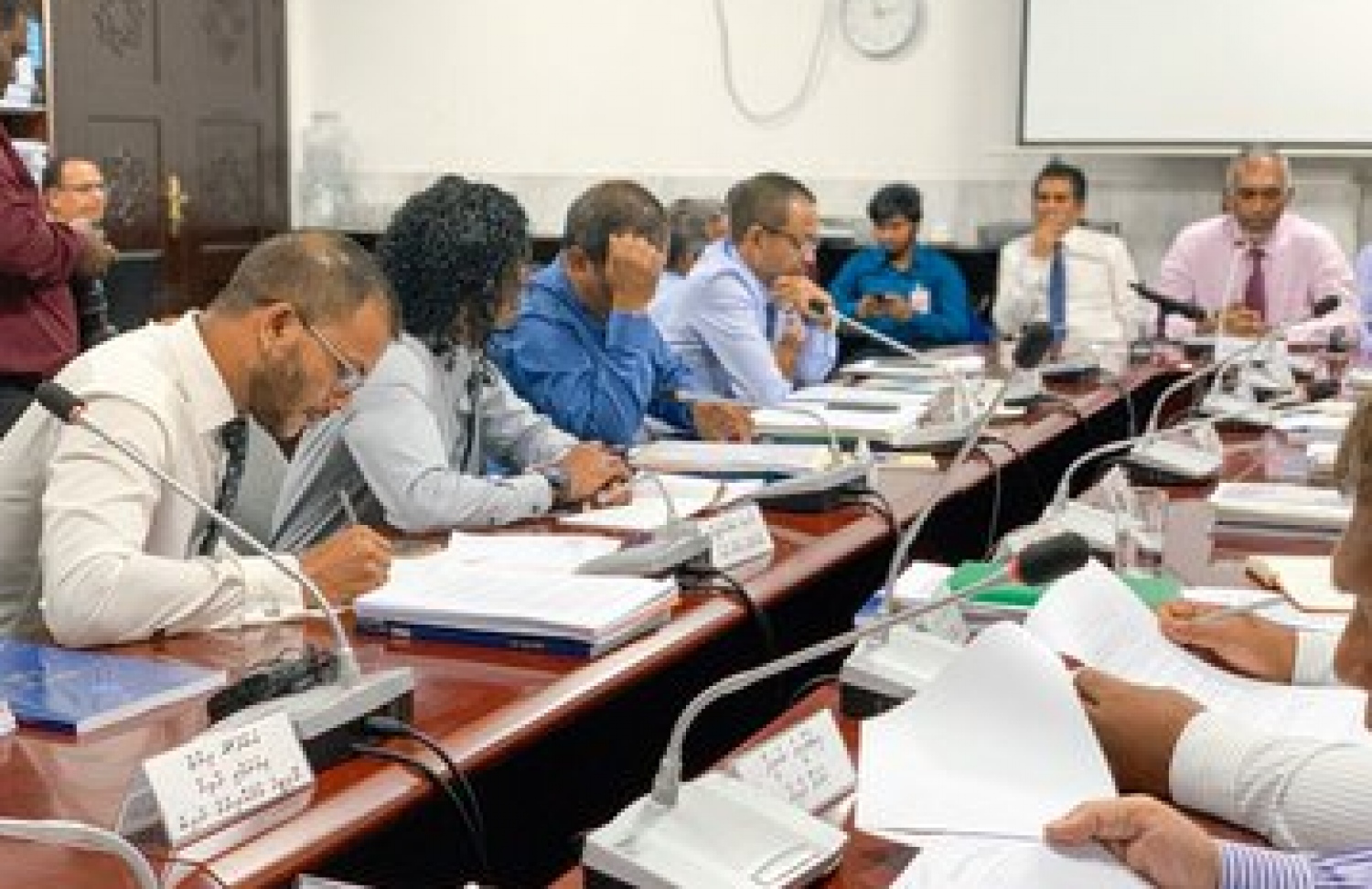 މަޖިލީހުގެ ކޮމިޓީގައި މުއިއްޒު ޖަވާބު ދެއްވަނީ. --ފޮޓޯ/މަޖިލީސް