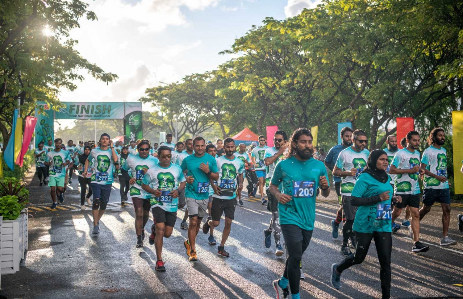 މޯލްޑިވްސް މެރެތަންގައި އިއްޔެ ބައިވެރިން ދުވަނީ.