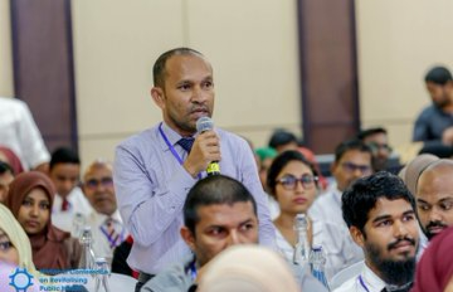 ޕެރެޑައިސް އައިލެންޑް ރިސޯޓުގައި ކުރިއަށް ގެންދާ ޕަބްލިކް ހެލްތު ފޯރަމްގެ ސެޝަނެއްގައި މަންދޫބަކު ވާހަކަ ދައްކަނީ.---ފޮޓޯ: ހެލްތު މިނިސްޓްރީ