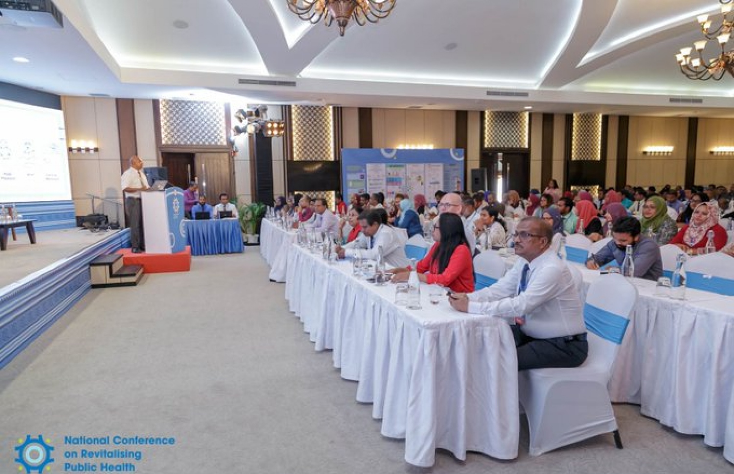 ޕެރެޑައިސް އައިލެންޑް ރިސޯޓުގައި ކުރިއަށް ގެންދާ ޕަބްލިކް ހެލްތު ފޯރަމްގެ ސެޝަނެއްގައި މަޝްވަރާ ކުރަނީ.---ފޮޓޯ: ހެލްތު މިނިސްޓްރީ