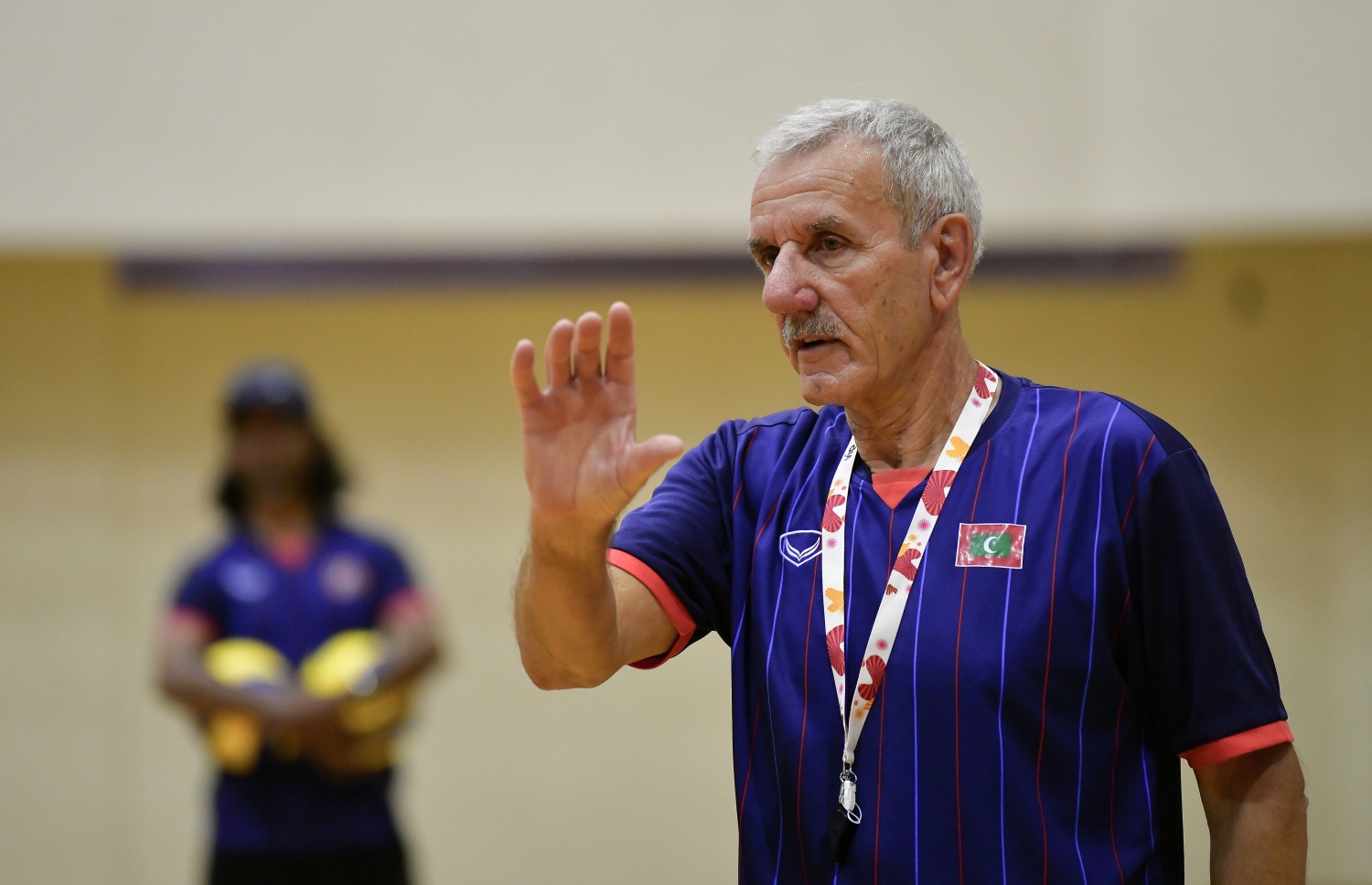 ގައުމީ ފިރިހެން ޓީމުގެ ކޯޗު މިލޮރަޑް: އޭނާ އަންނަނީ ފިރިހެން ޓީމާއި އަންހެން ޓީމަށް ވެސް އެހީތެރިކަން ފޯރުކޮށްދެމުން. -- ފޮޓޯ: ނިޝާން އަލީ/ މިހާރު