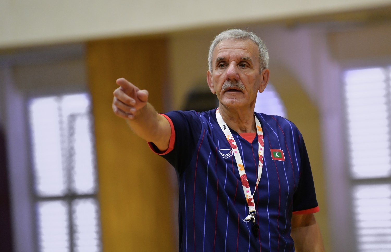 ގައުމީ އަންހެން ޓީމުގެ ފަރިތަކުރުންތަކުގެ ތެރެއިން ކޯޗު މިލޮރަޑް ކުޅުންތެރިންނަށް ބުނެދެނީ. -- ފޮޓޯ: ނިޝާން އަލީ/ މިހާރު