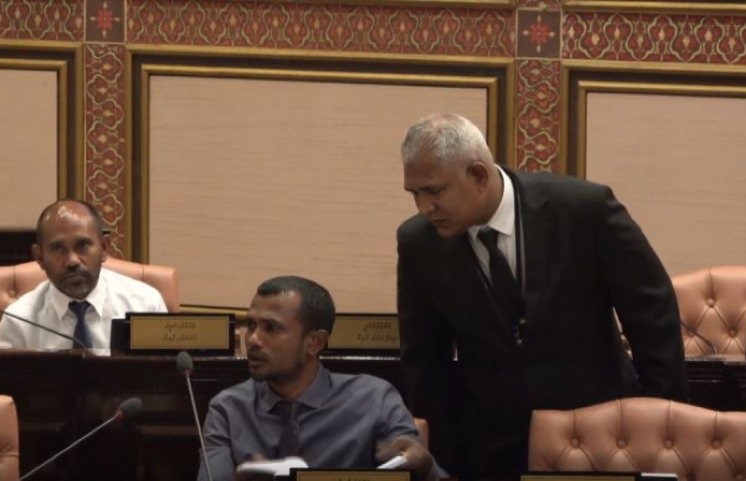 މަޖިލިހުގެ ތަޅުމުން ތޯރިގް ނެރުމަށް ސާޖެންޓް އެޓް އާމްސް ހަލީމް މަސައްކަތް ކުރައްވަނީ.