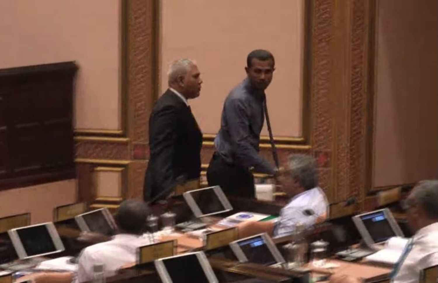 މަޖިލިހުގެ ތަޅުމުން ތޯރިގް ނެރުމަށް ސާޖެންޓް އެޓް އާމްސް މުހައްމަދު ހަލީމް އިއްޔެ މަސައްކަތް ކުރައްވަނީ.