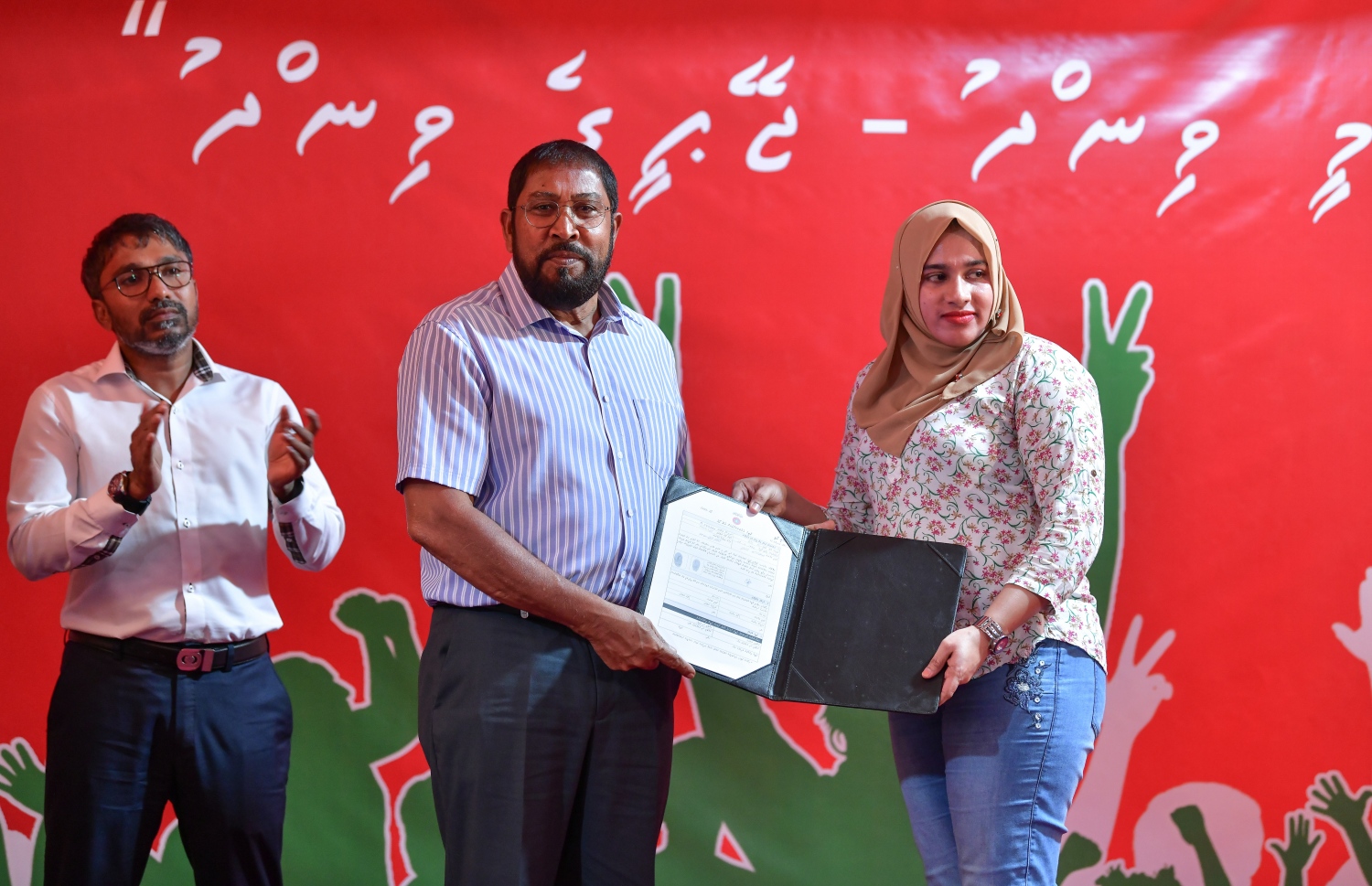 ޖުމްހޫރީ ޕާޓީ އަށް މިރޭ ސޮއިކުރެއްވި ޒުވާނެއްގެ ފޯމާ، އެ ޕާޓީގެ ލީޑަރު ގާސިމް ހަވާލުވެވަޑައިގަންނަވަނީ.---ފޮޓޯ: ނިޝާން އަލީ/މިހާރު