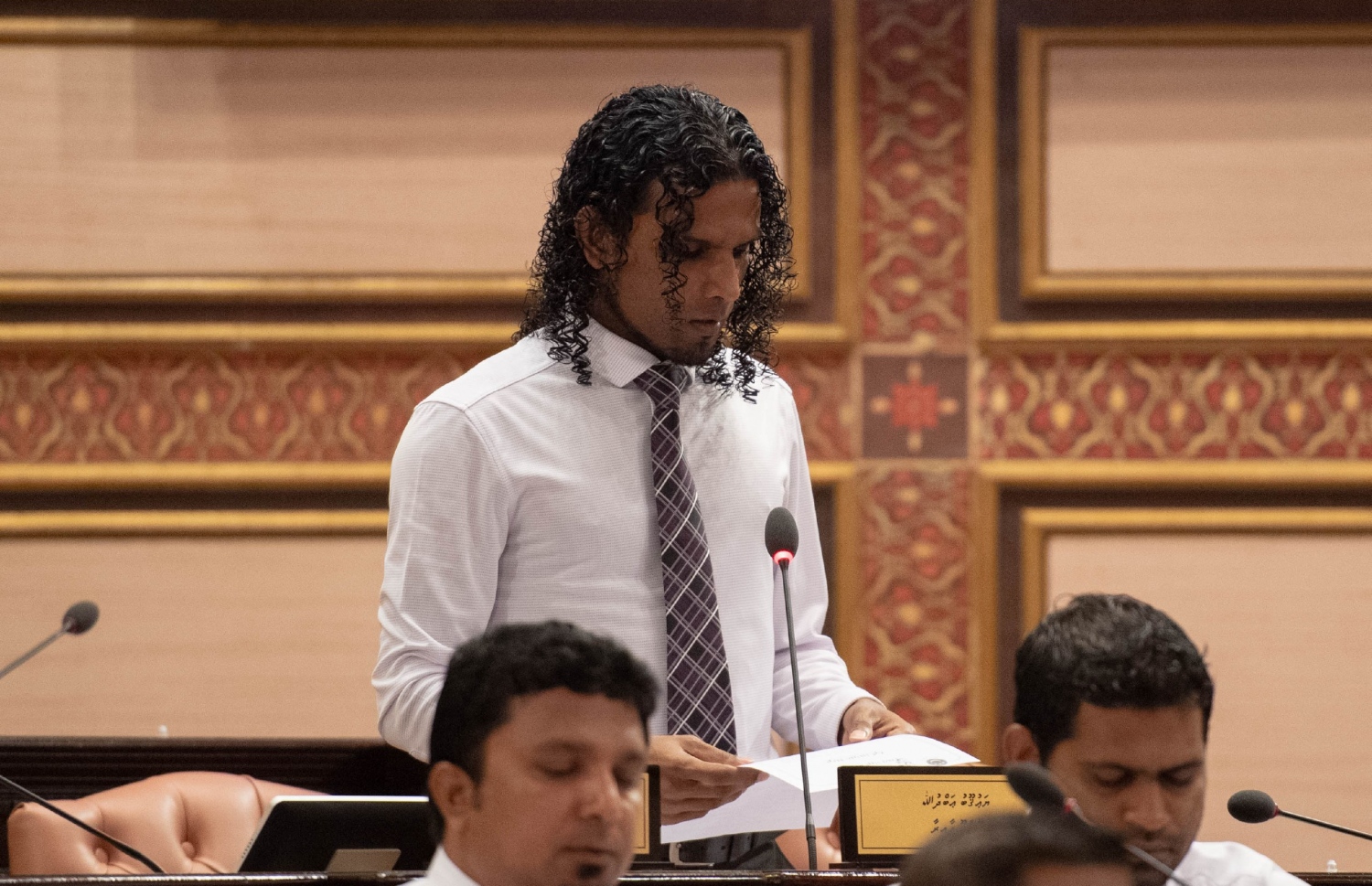 ދާންދޫ ދާއިރާގެ މެމްބަރު ޔައުގޫބް އަބްދުﷲ މަޖިލިހުގައި ސުވާލު ކުރައްވަނީ. --- ފޮޓޯ: މަޖިލިސް