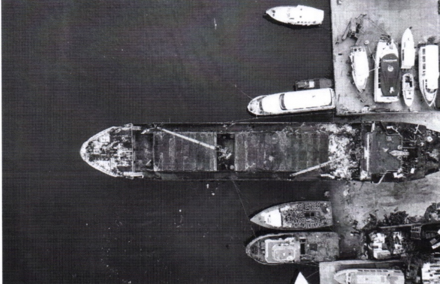 ތިލަފުށި ފަޅުގައި އޮތް ބޯޓު.