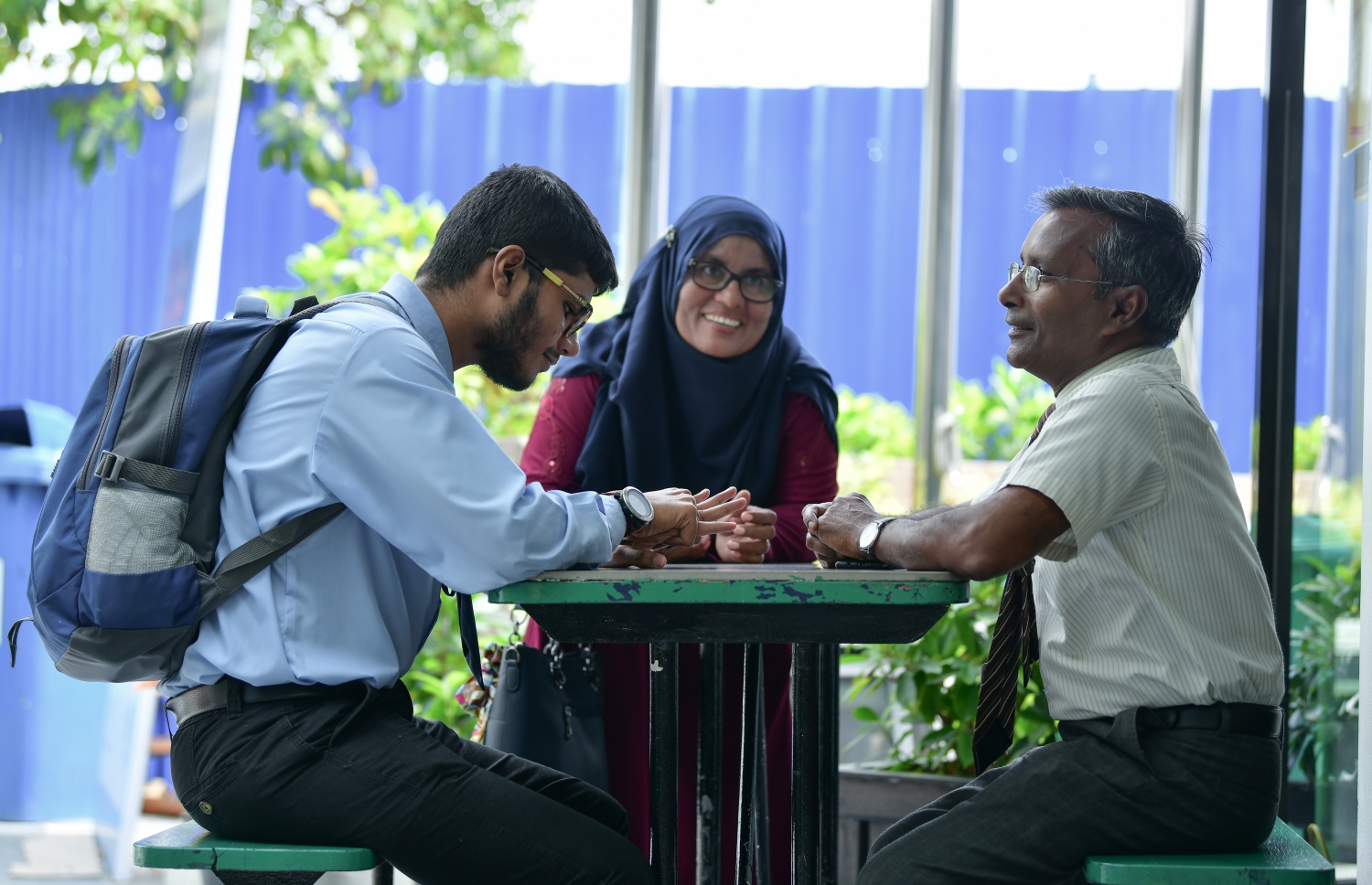 އަބްދު (ވ)، އޭނާ ކިޔަވަމުން އަންނަ ވިލާ ހައި ސްކޫލުގެ ޕްރިންސިޕަލް ސައިދާއި މަންމައާ ވާހަކަ ދައްކާލަނީ.-- ފޮޓޯ: ނިޝާން އަލީ/ މިހާރު