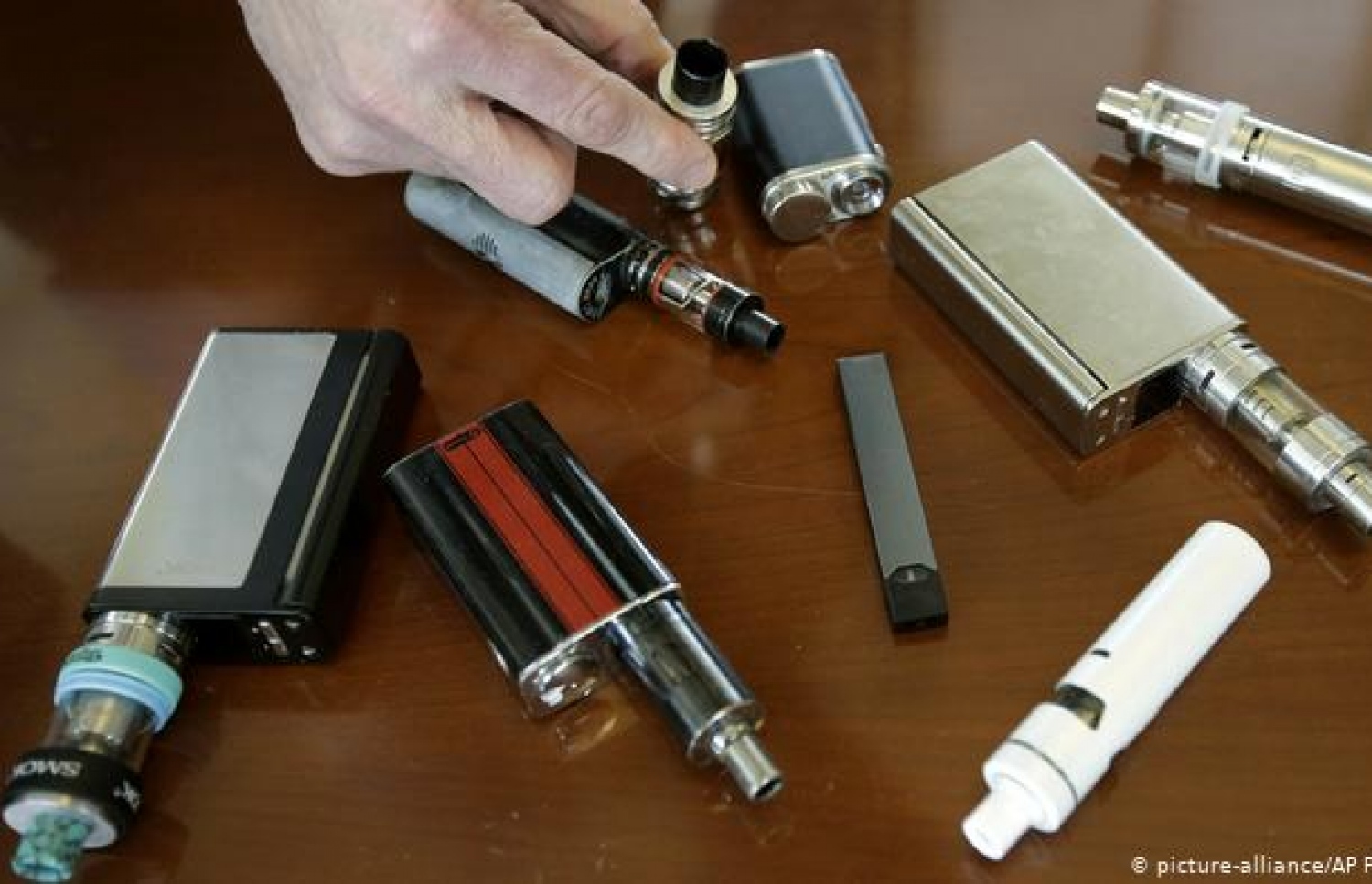 އެކި ބްރޭންޑްތަކުގެ އީ ސިނގިރޭޓްތަކެއް: ރާއްޖޭގައި އެ މަނާ ކުރަން ޖެހޭ--