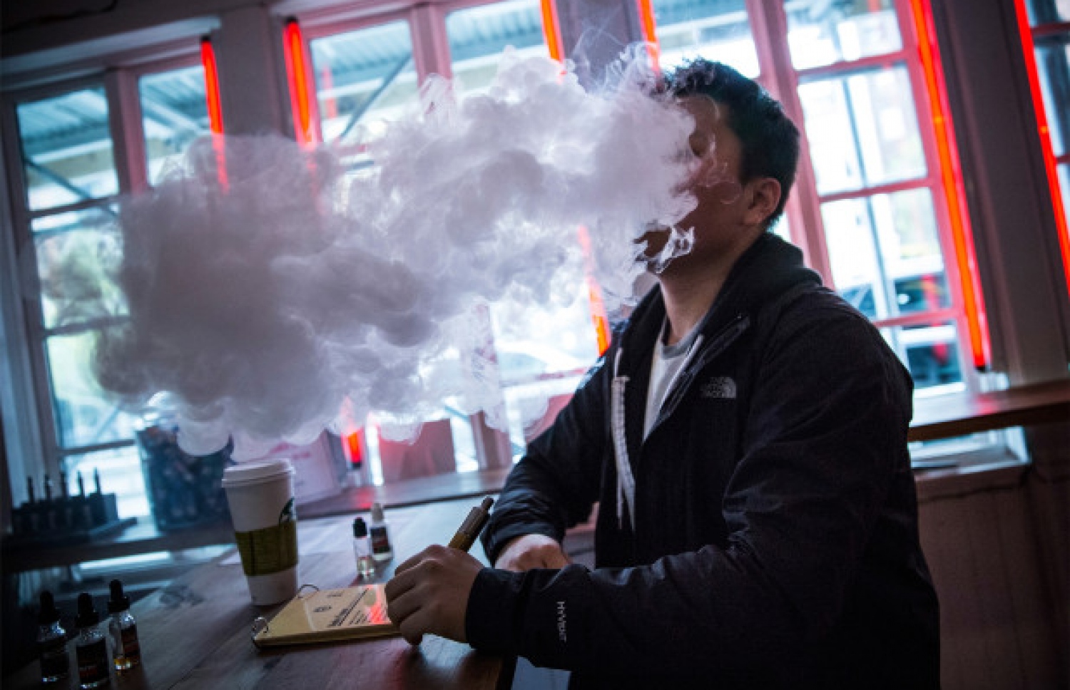 މީހަކު އީ ސިނގިރޭޓް ބޮއެ ދުންތައް ދޫކުރަނީ: އެ އިސްތިއުމާލް ރާއްޖޭގައިވެސް އާންމު--