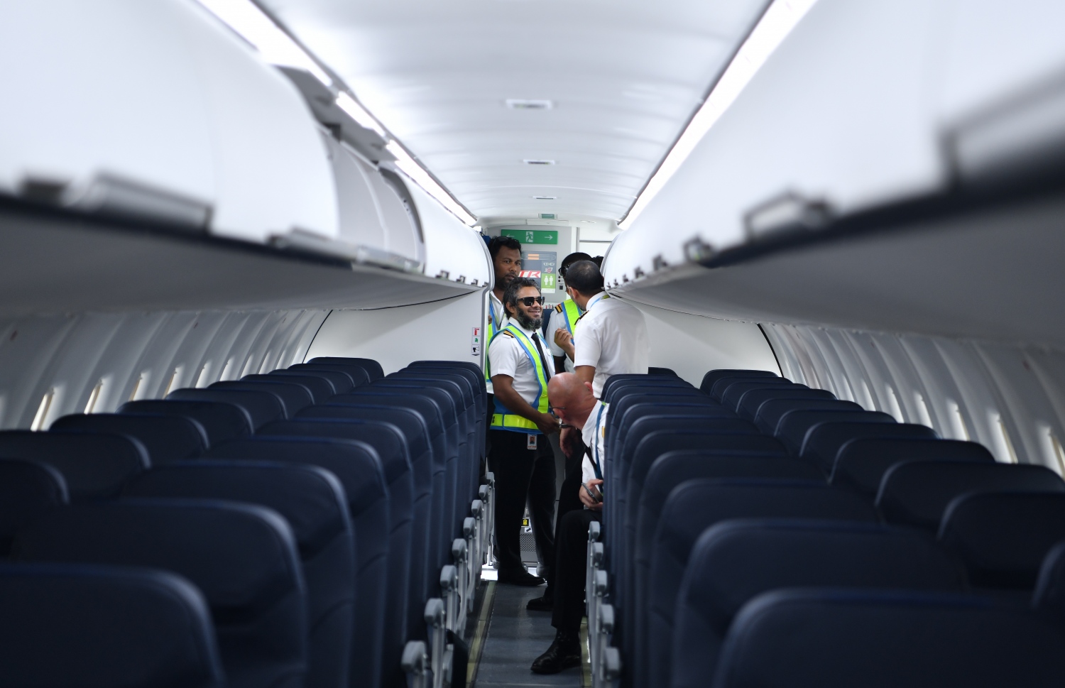 ފްލައިމީގެ ބޯޓެއްގެ ތެރޭގައި ކްރޫއިން މަޑުކޮށްލައިގެން: އެތެރޭގެ އުދުހުންތަކުގައި ޑިޖިޓަލް އައިޑީ ކާޑު ބޭނުންކުރެވޭ ގޮތް ވަނީ ހަދައިފައި.-- ފޮޓޯ: ނިޝާން އަލީ | މިހާރު