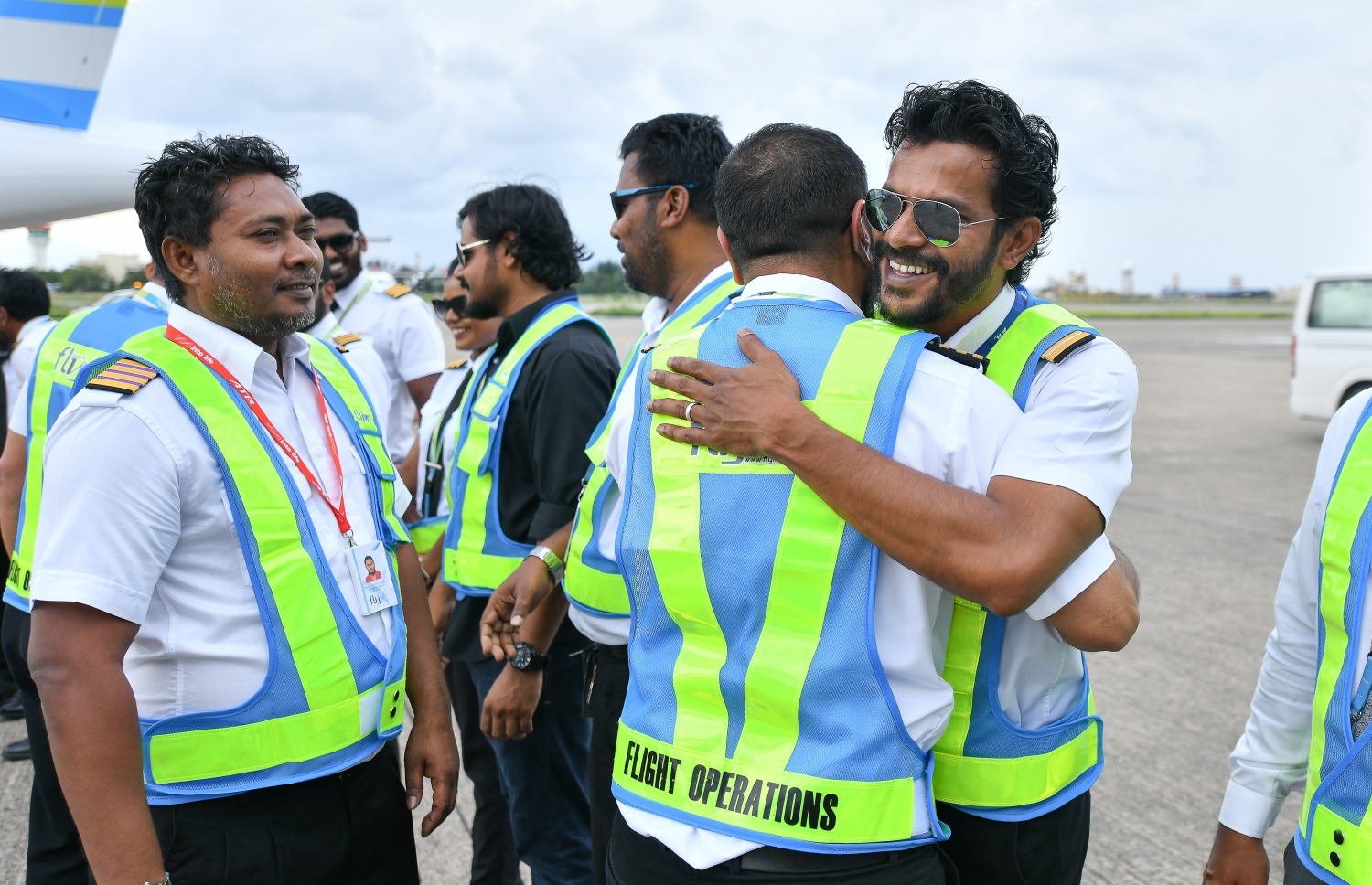 ވެލާނާ އިންޓަނޭޝަނަލް އެއާޕޯޓް: ނޮވެމްބަރު 7، 2019- ވިލާ އެއާގެ ފްލައިމީގެ ފްލީޓަށް އަލަށް ގެނައި، އޭޓީއާރު 600-72 މަރުކާގެ މަތިންދާބޯޓުގެ ކެޕްޓަނުންނަށް އެ އެއާލައިންގެ އެހެން މުވައްޒަފުން މަރުހަބާ ކިޔަނީ: މީގެ އަށް އަހަރު ކުރިން އުދުހެން ފެށި ފްލައިމީގައި އޭޓީއާރު 600-72 މަރުކާގެ ތިން ބޯޓު މިހާރު ގެންގުޅޭ.---ފޮޓޯ: ނިޝާން އަލީ/މިހާރު