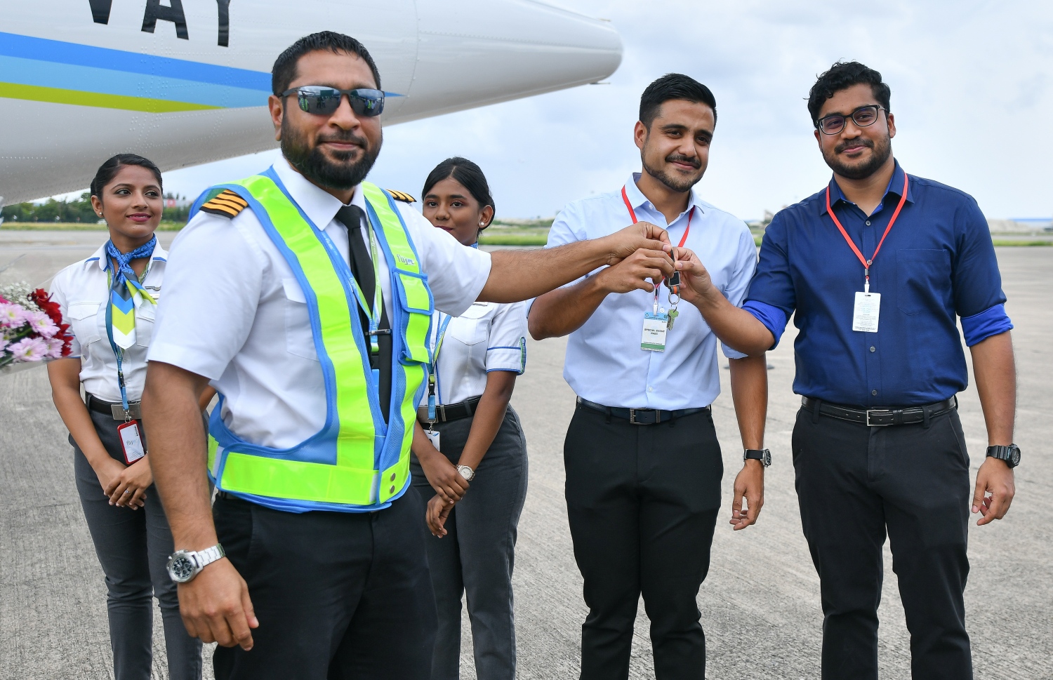 ވެލާނާ އިންޓަނޭޝަނަލް އެއާޕޯޓް: ނޮވެމްބަރު 7، 2019- ވިލާ އެއާގެ ފްލައިމީގެ ފްލީޓަށް އަލަށް ގެނައި، އޭޓީއާރު 600-72 މަރުކާގެ މަތިންދާބޯޓުގެ ކެޕްޓަން، އެ އެއާލައިންގެ މުވައްޒަފަކާ ތަޅުދަނޑި ރަސްމީކޮށް ހަވާލުކުރަނީ: މީގެ އަށް އަހަރު ކުރިން އުދުހެން ފެށި ފްލައިމީގައި އޭޓީއާރު 600-72 މަރުކާގެ ތިން ބޯޓު މިހާރު ގެންގުޅޭ.---ފޮޓޯ: ނިޝާން އަލީ/މިހާރު