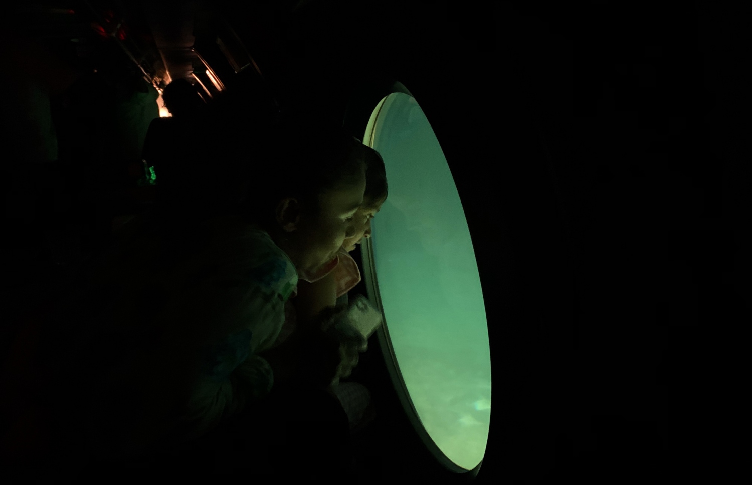 ސްބަމެރީންގައި ބަޔަކު ކަނޑިއަޑީގެ މަންޒަރު ބަލަނީ-- ފޮޓޯ: މިހާރު