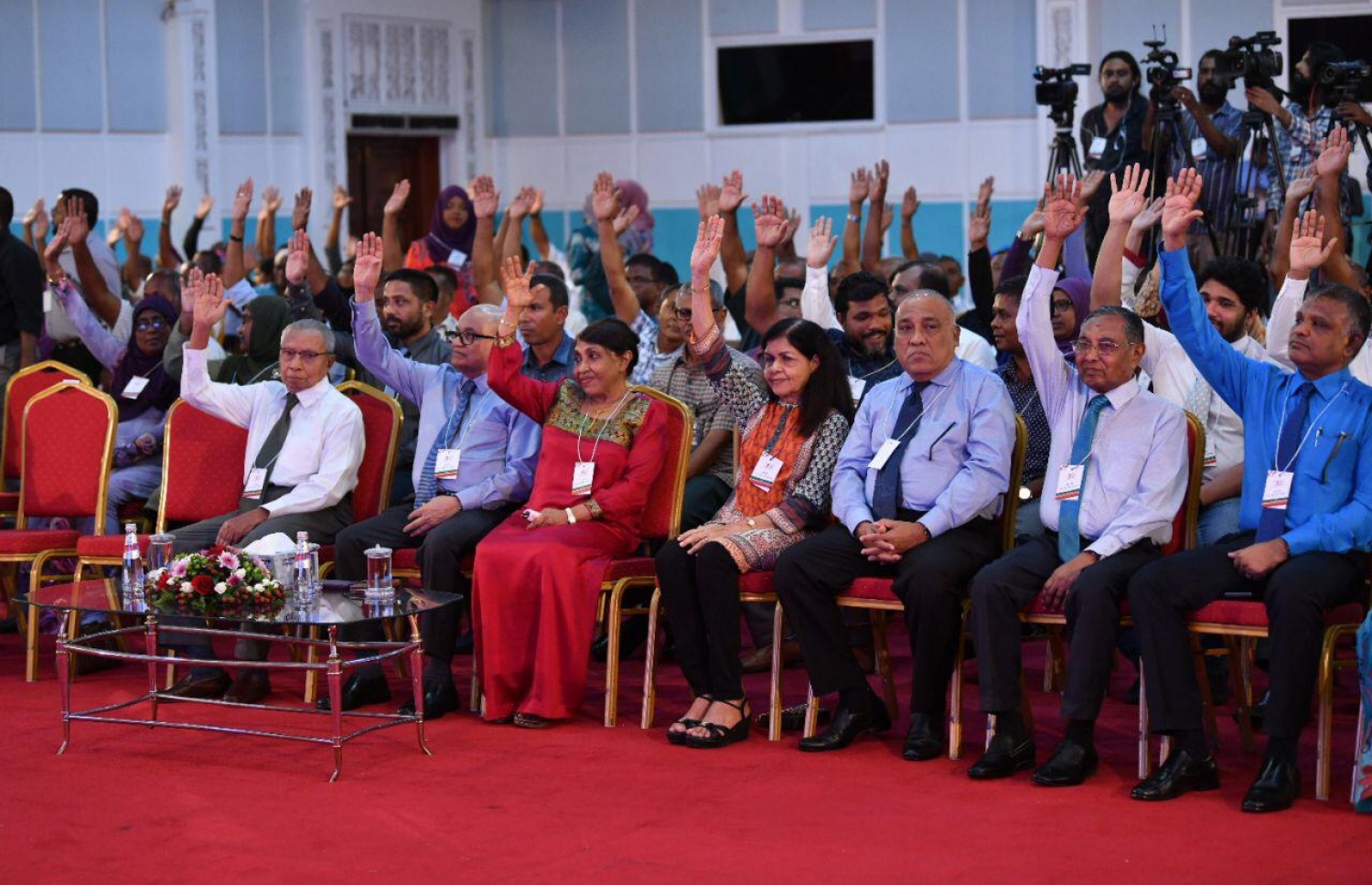 އެމްއާރްއެމް އުފެއްދުމަށް ބޭއްވި ޖަލްސާގައި އެ  ޕާޓީގެ ބައެއް މެމްބަރުން ވޯޓަކަށް އަތް ނަގައިގެން.-- ފޮޓޯ: ހުސައިން ވަހީދު/މިހާރު