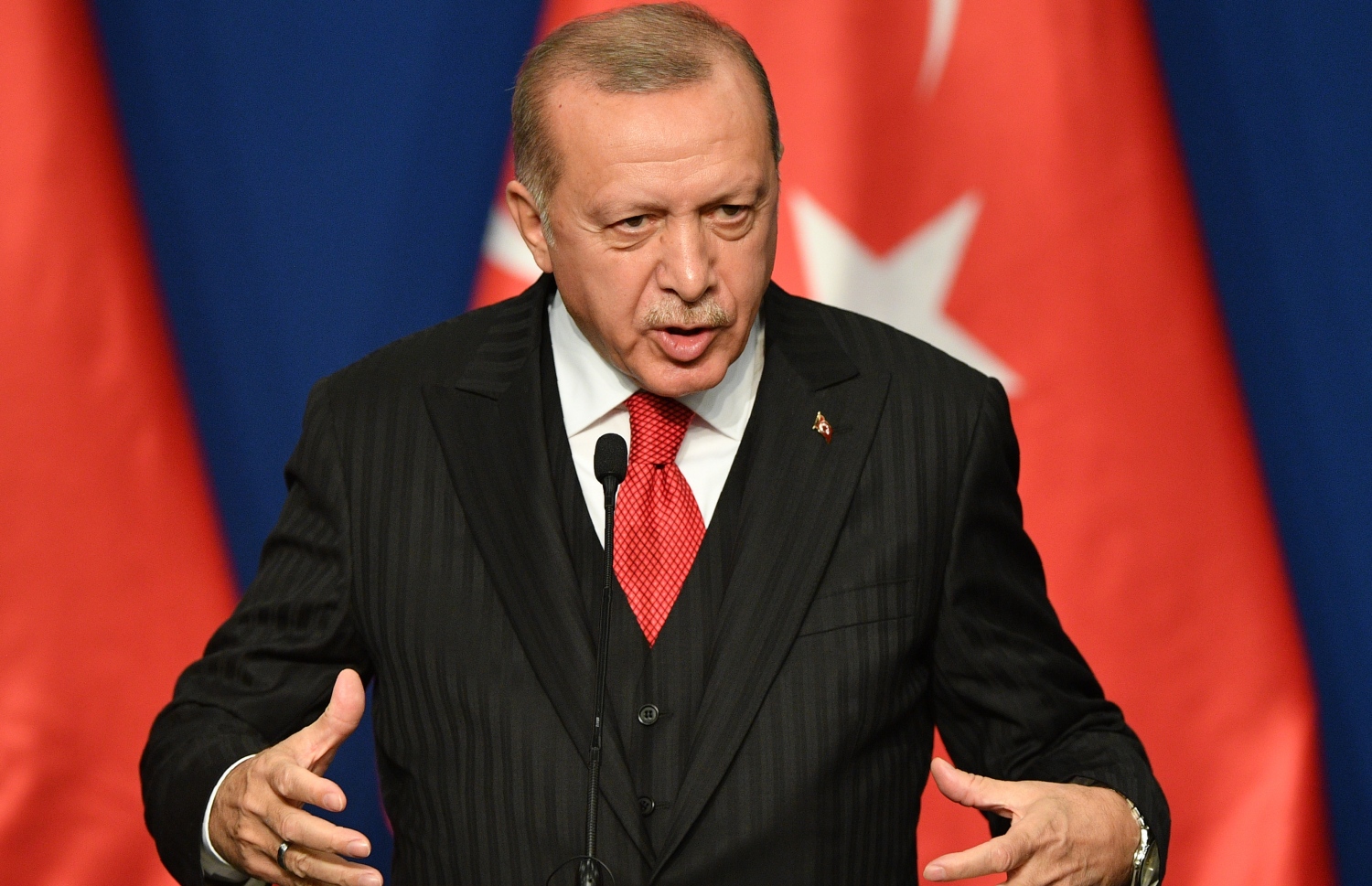 އަންކާރާގައިި ބޭއްވި ނޫސްވެރިންގެ ބައްދަލުވުމެއްގެ ތެރެއިން އުރުދުގާން ވާހަކަ ދައްކަވަނީ. -- ފޮޓޯ: އޭއެފްޕީ