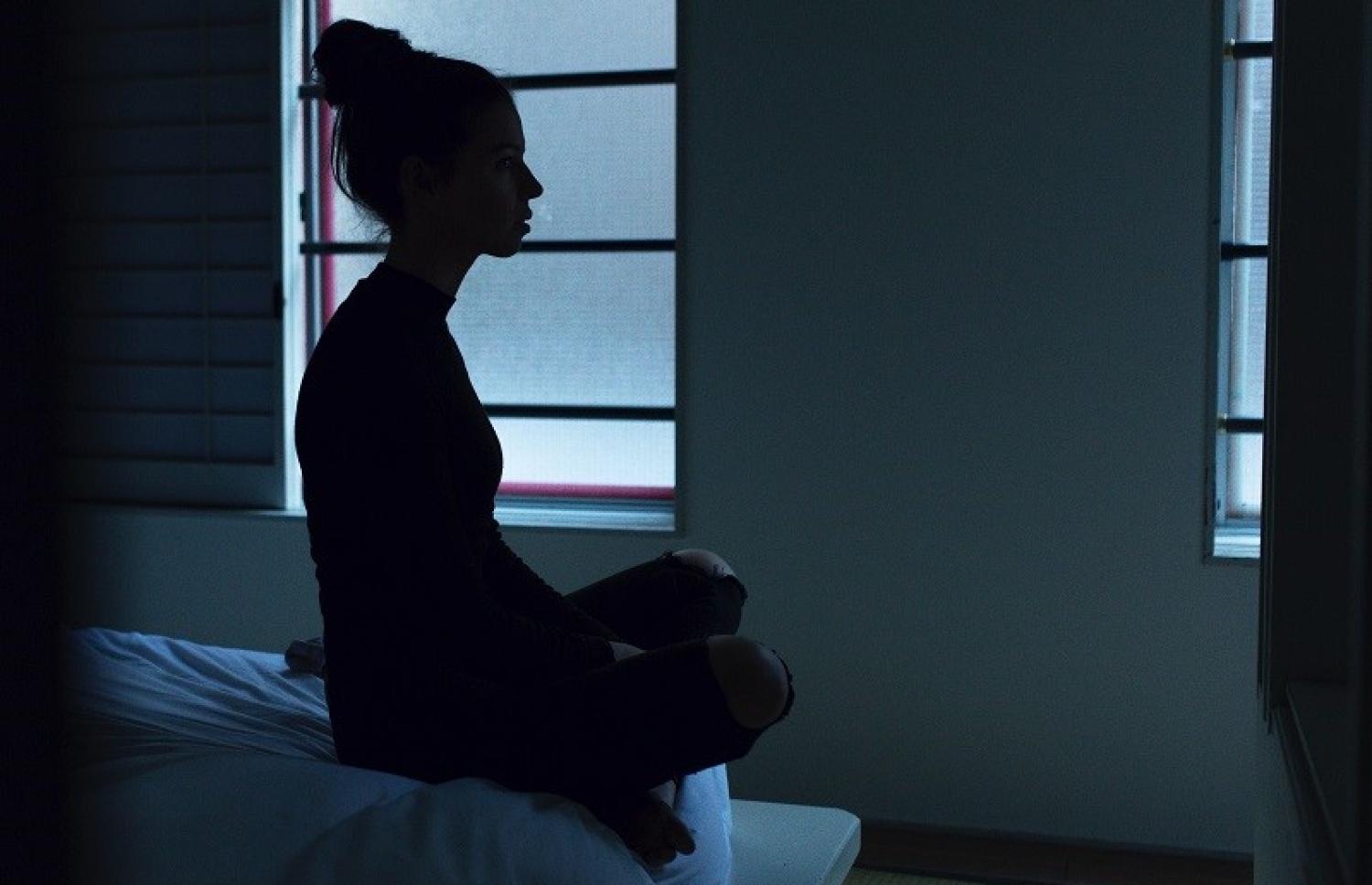 މީހަކު ނުނިދި އެނދުގައި އިށީނދެލައިގެން.