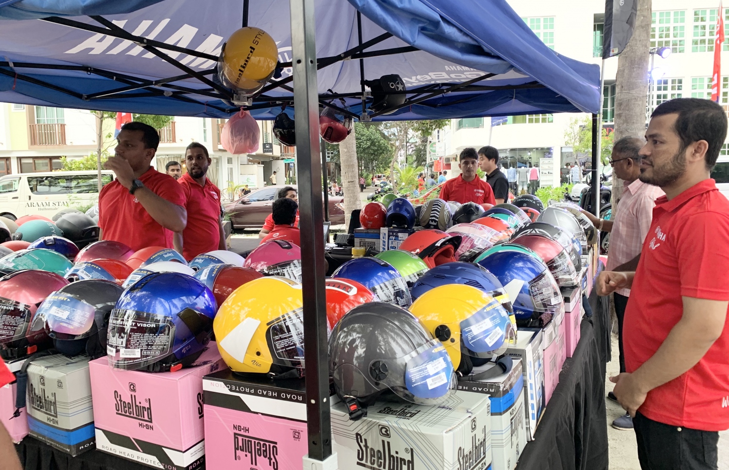 ޕްރޮމޯޝަންގެ ތެރެއިން ބަހާ ހެލްމެޓް ޑިސްޕްލޭ ކޮށްފައި-- ފޮޓޯ: މިހާރު